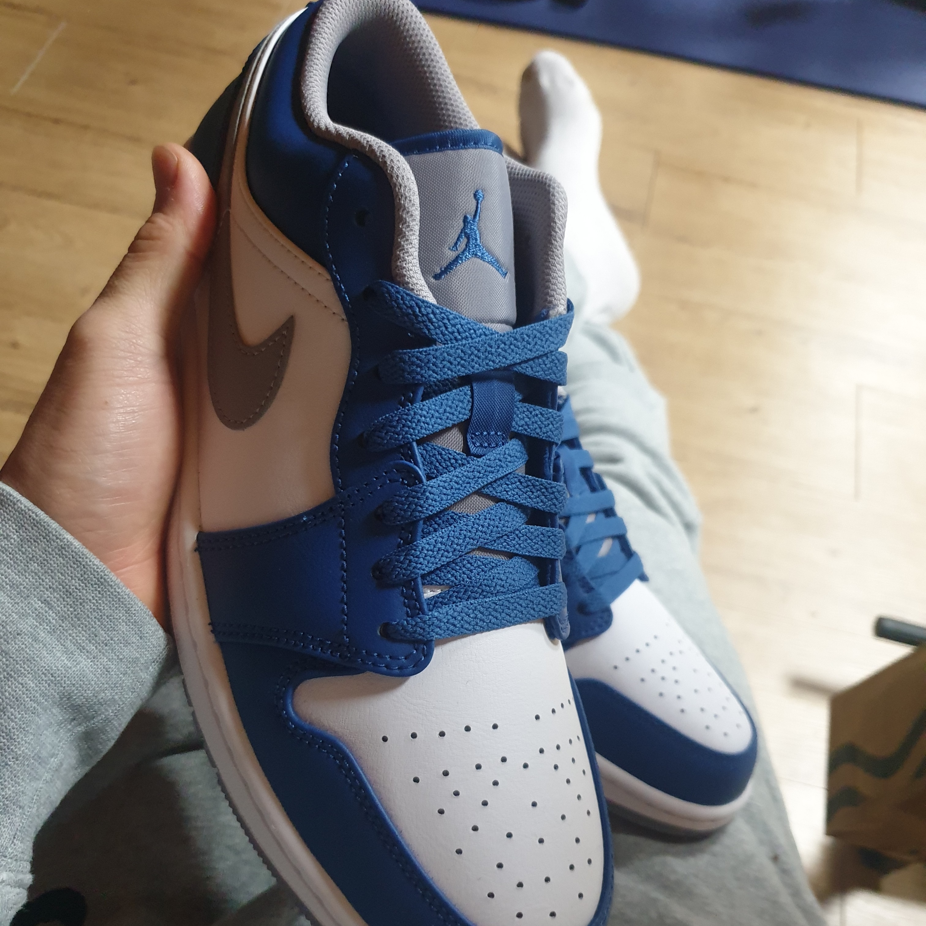 Jordan 1 Low True Blue Cement Grey 착용 스타일 - 1