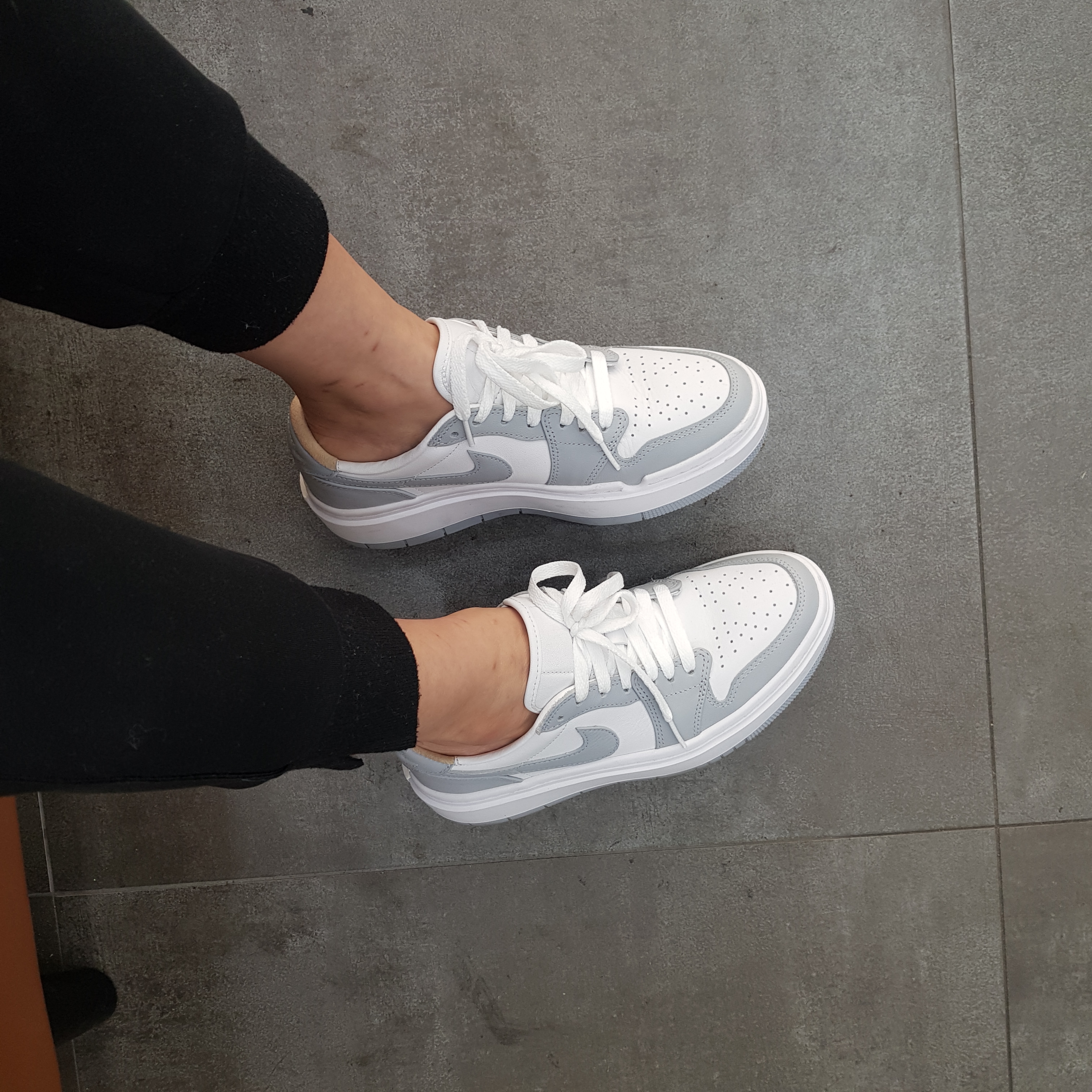 (W) Jordan 1 Elevate Low White and Wolf Grey 착용 스타일 - 2