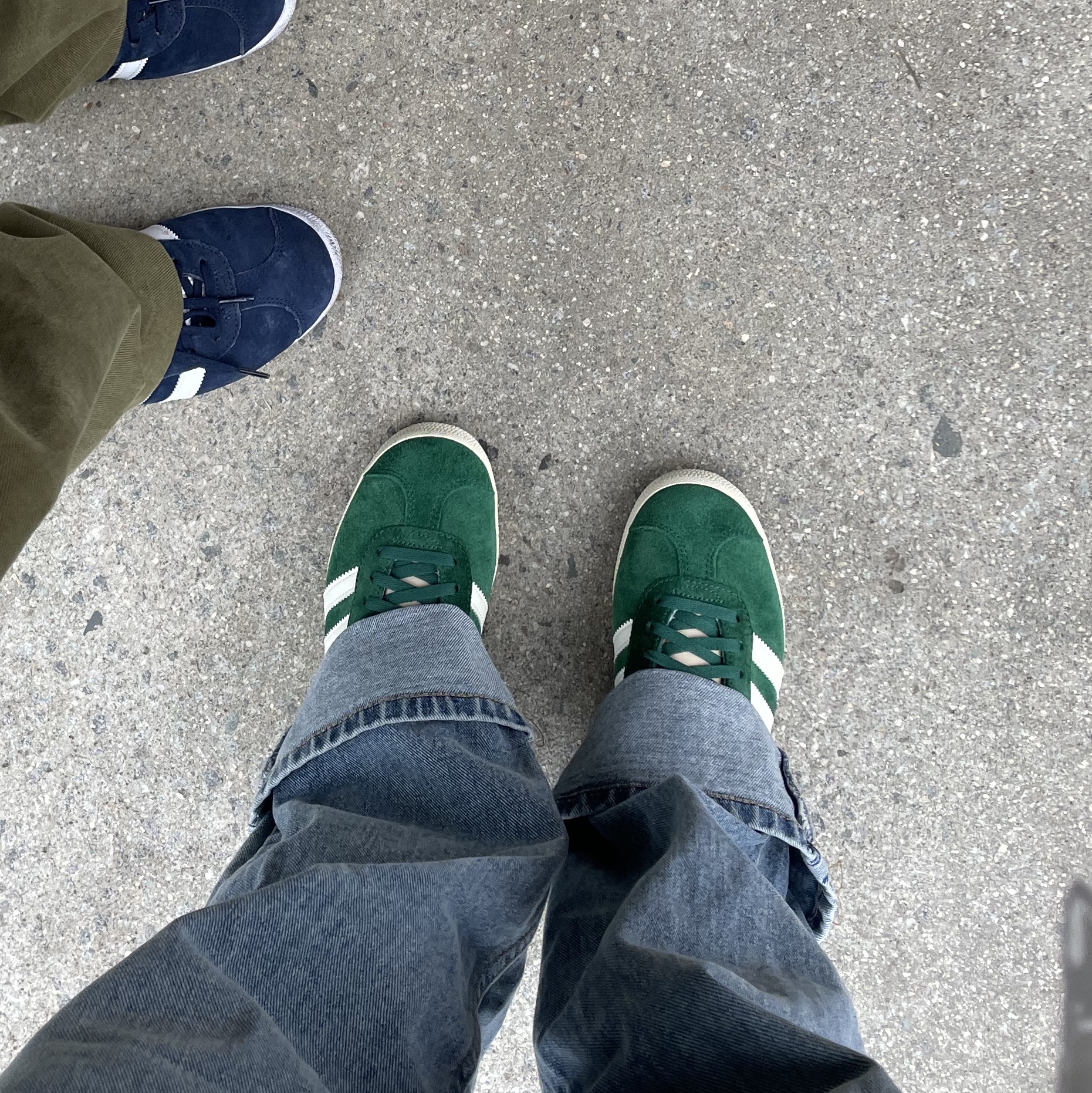 Adidas Gazelle Dark Green Cream White 착용 스타일 - 4