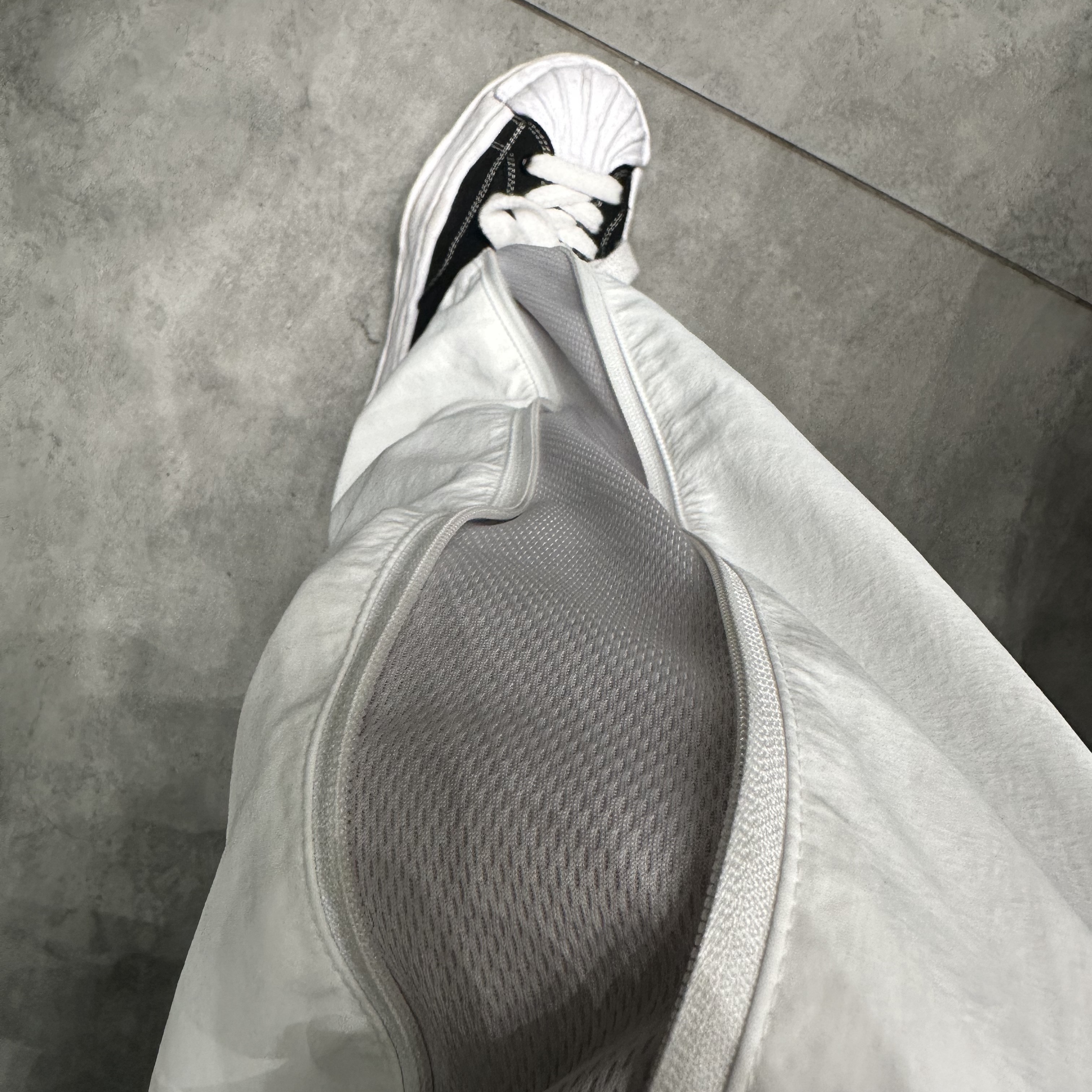 Maison Mihara Yasuhiro Blakey OG Sole Canvas Low-top Sneakers Black White 착용 스타일 - 5