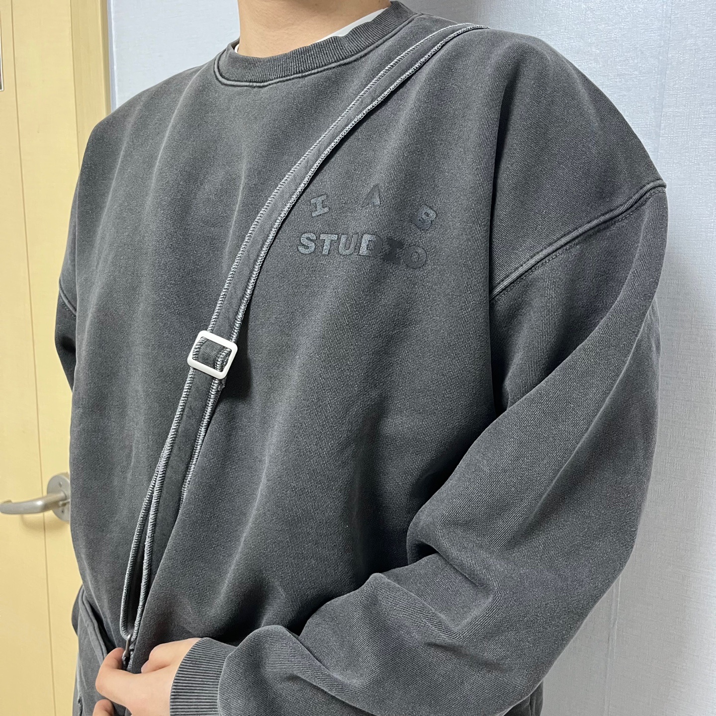 IAB Studio Pigment Sweatshirt & Mini Bag Black 착용 스타일 - 1