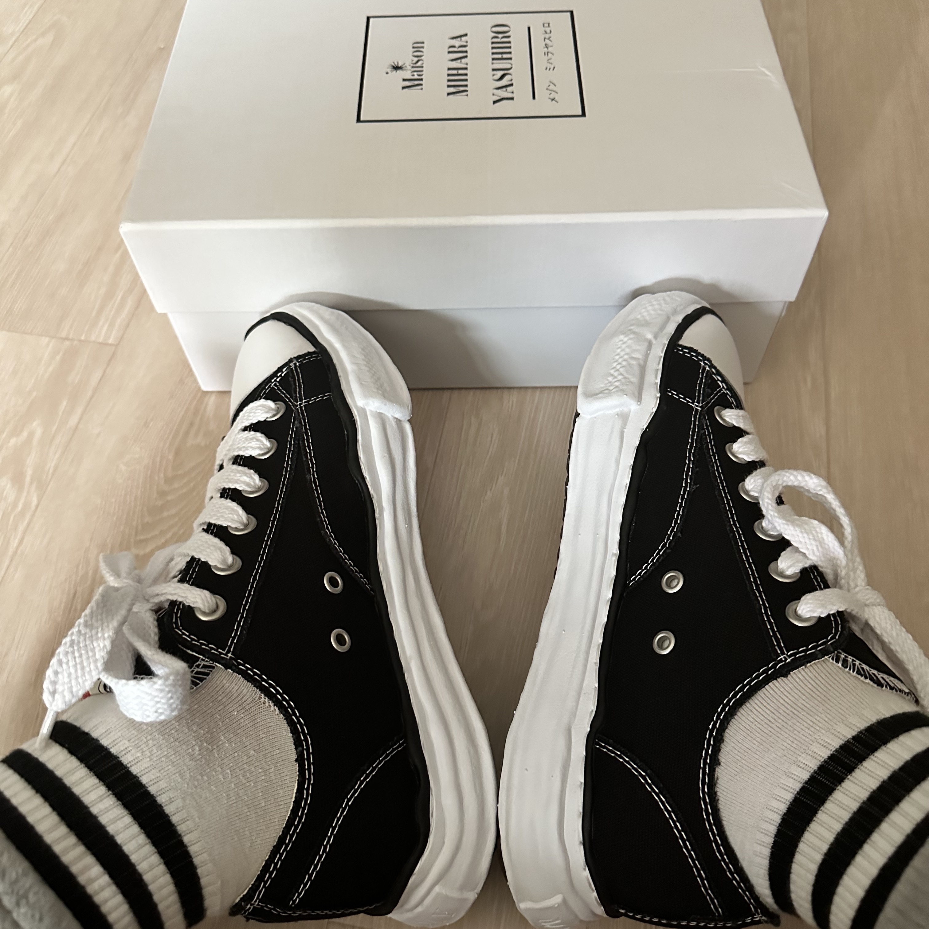 Maison Mihara Yasuhiro Peterson OG Sole Canvas Low Sneakers Black 착용 스타일