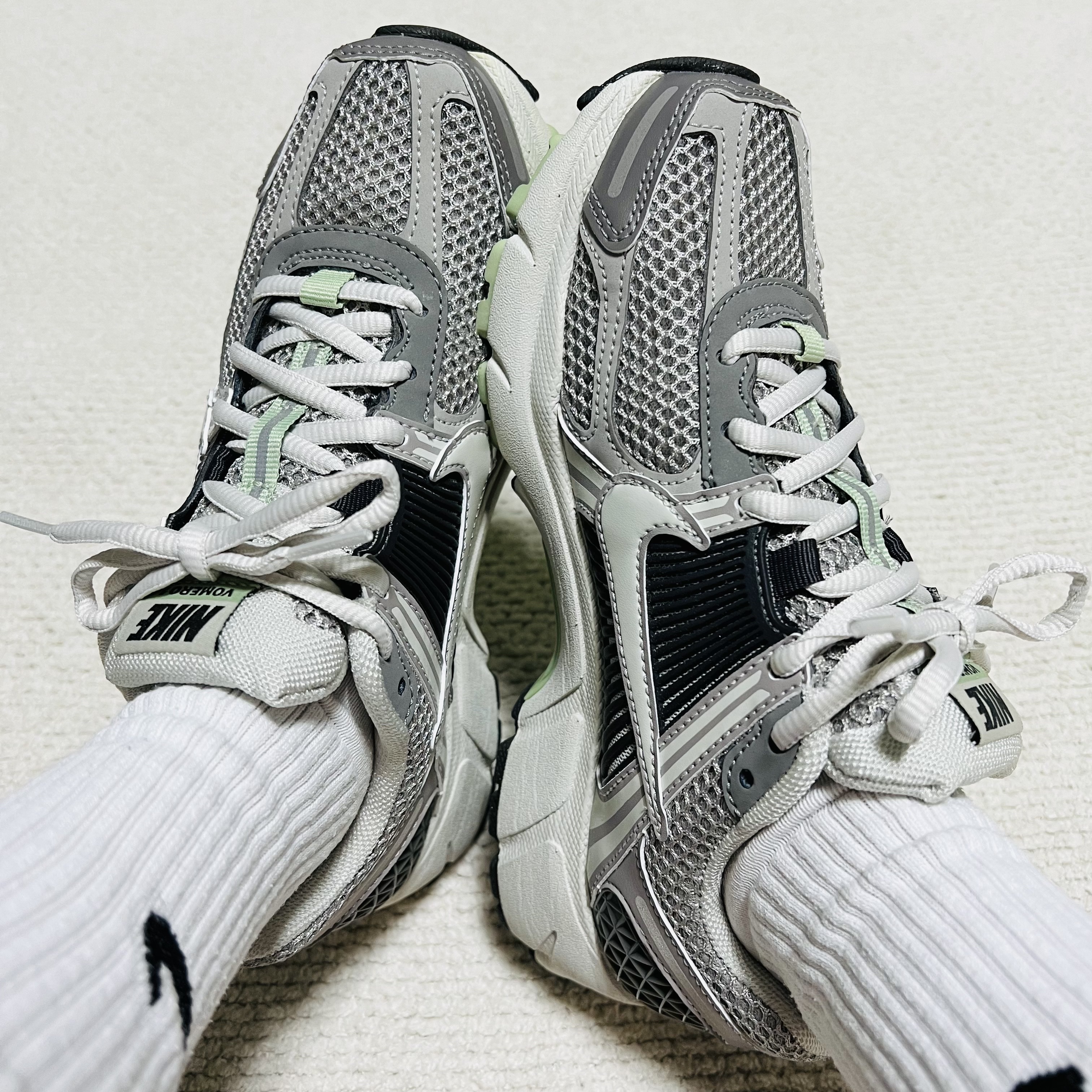 (W) Nike Zoom Vomero 5 Cobblestone and Flat Pewter 착용 스타일 - 2