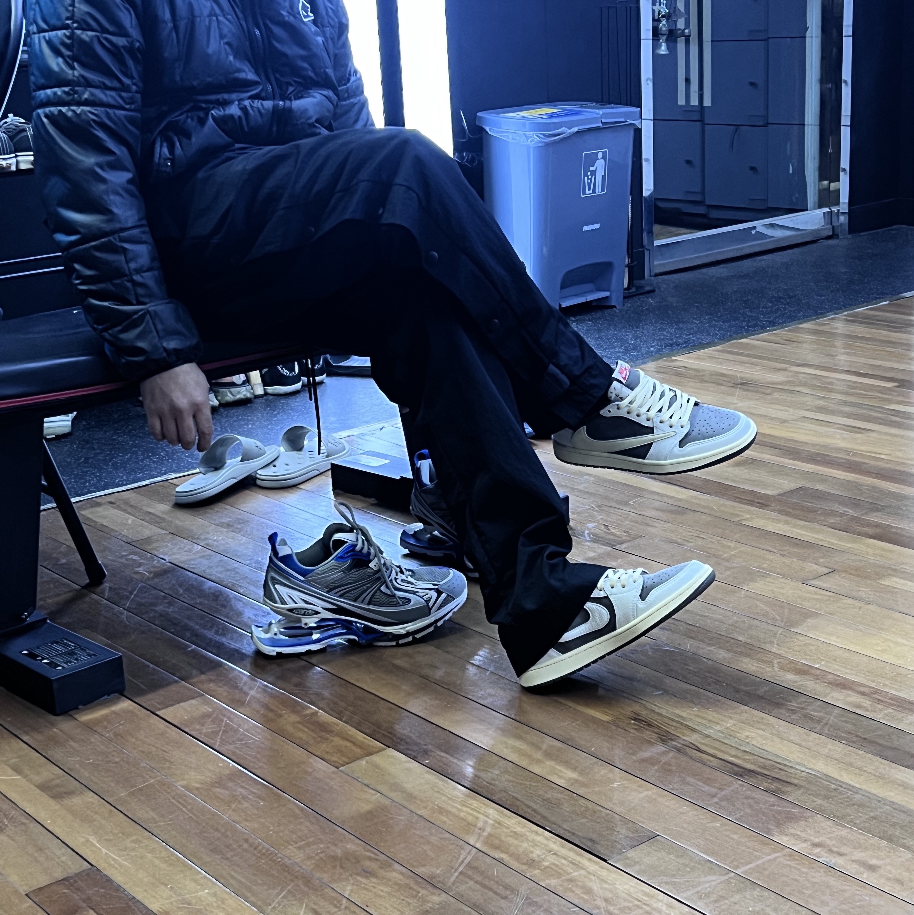 Jordan 1 x Travis Scott Retro Low OG SP Sail and Ridgerock, Nike x Fear of God Warm Up Pants Off Noir 착용 스타일