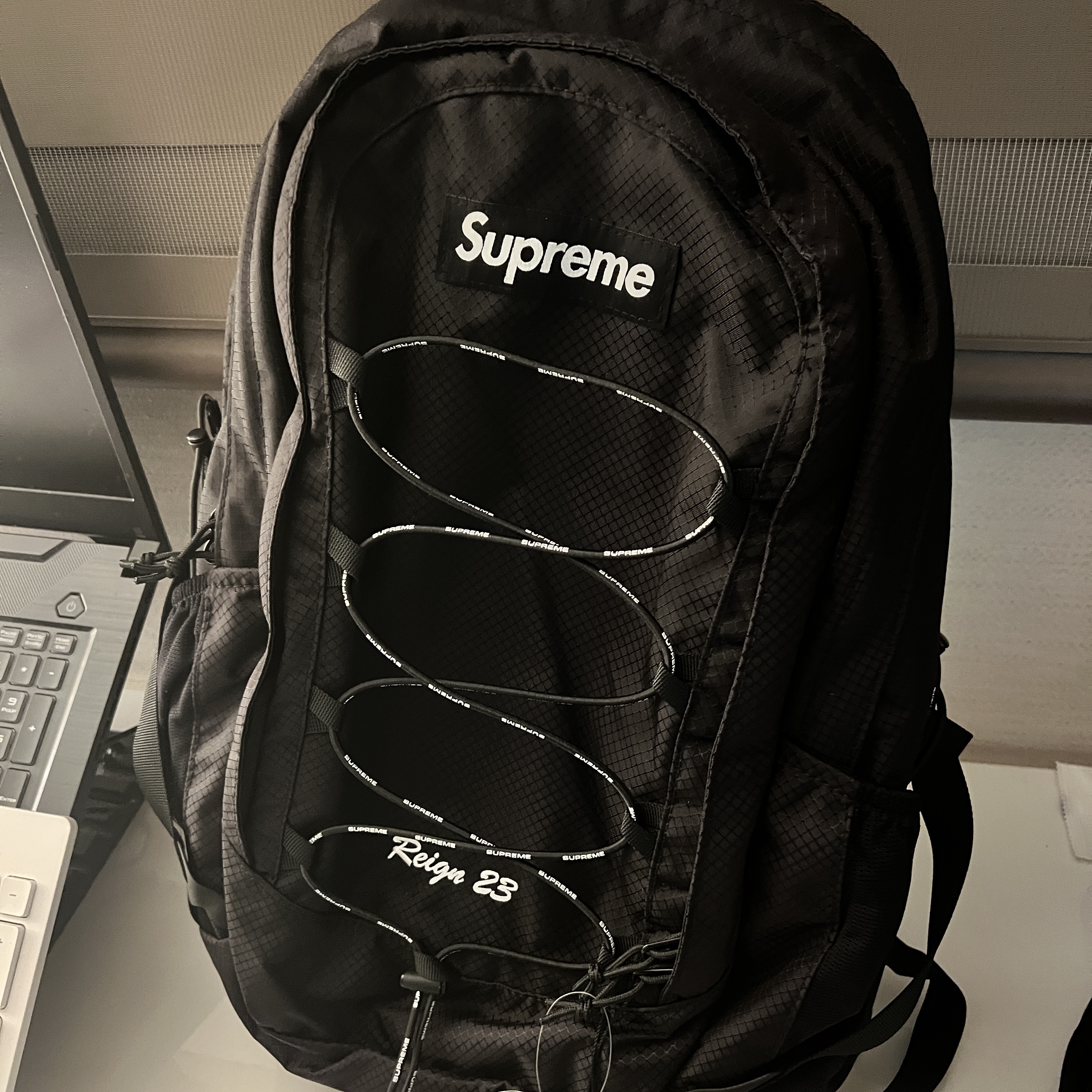 Supreme Backpack Black - 22SS 착용 스타일