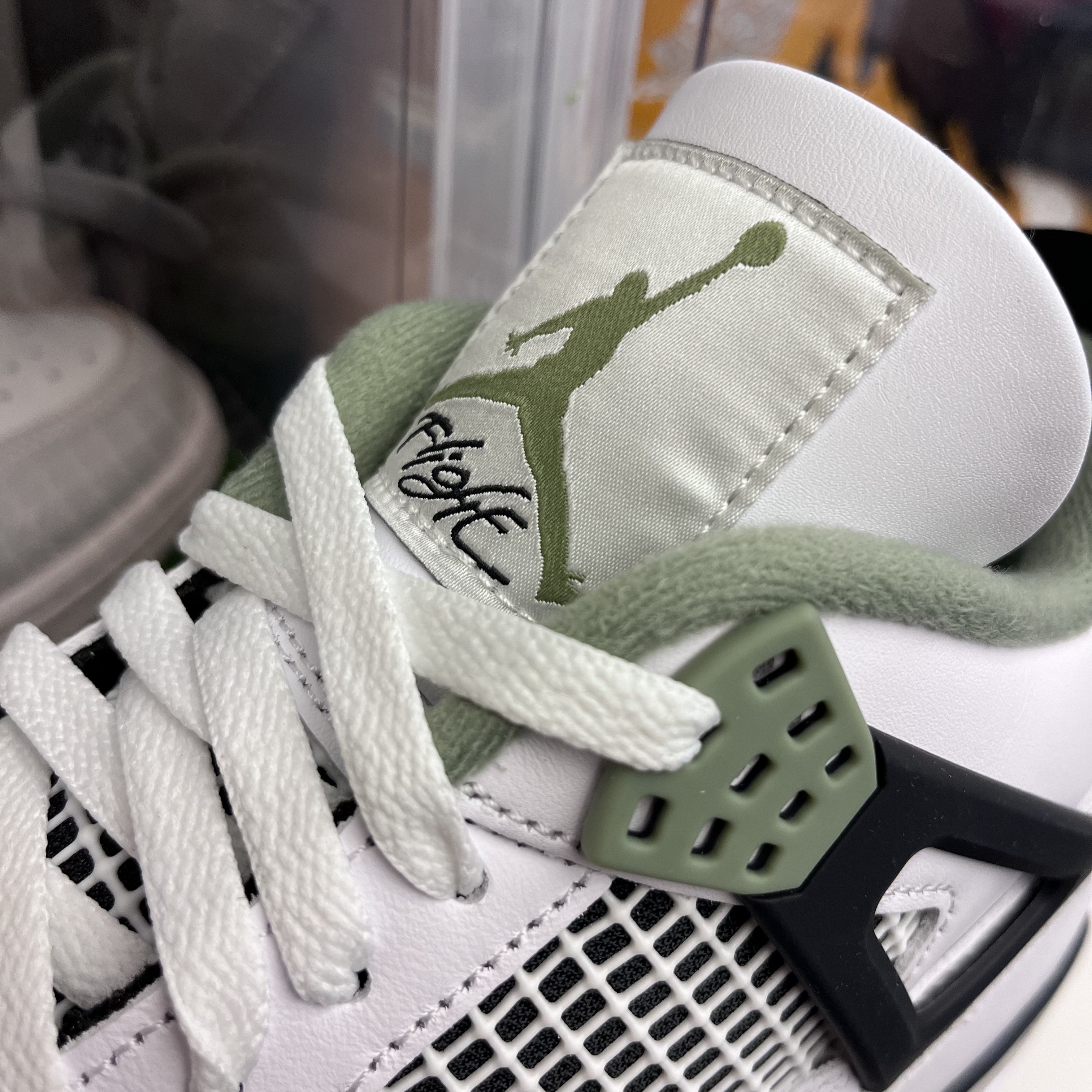 (W) Jordan 4 Retro Oil Green 착용 스타일 - 2