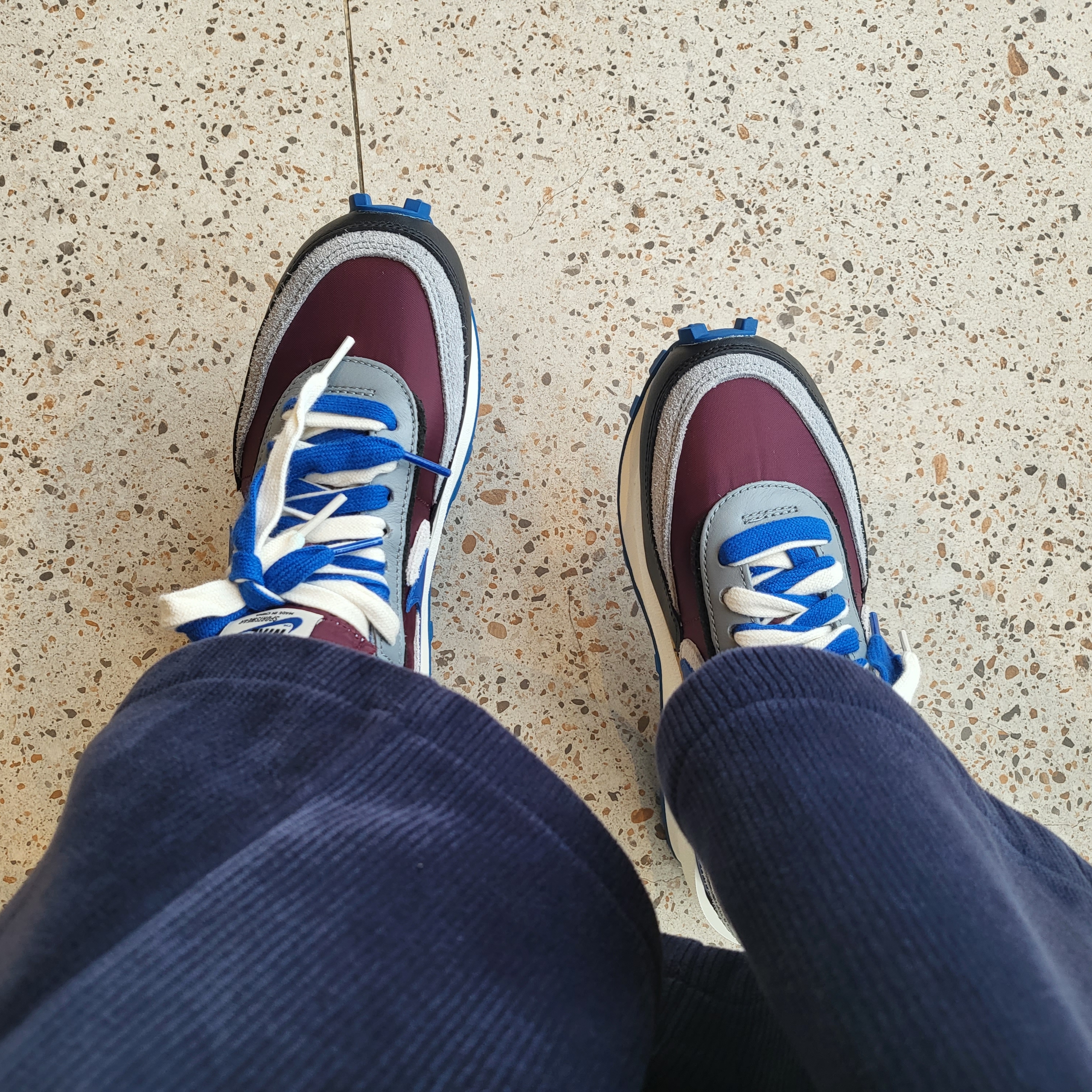 Nike x Sacai x Undercover LDWaffle Night Maroon Team Royal 착용 스타일 - 2