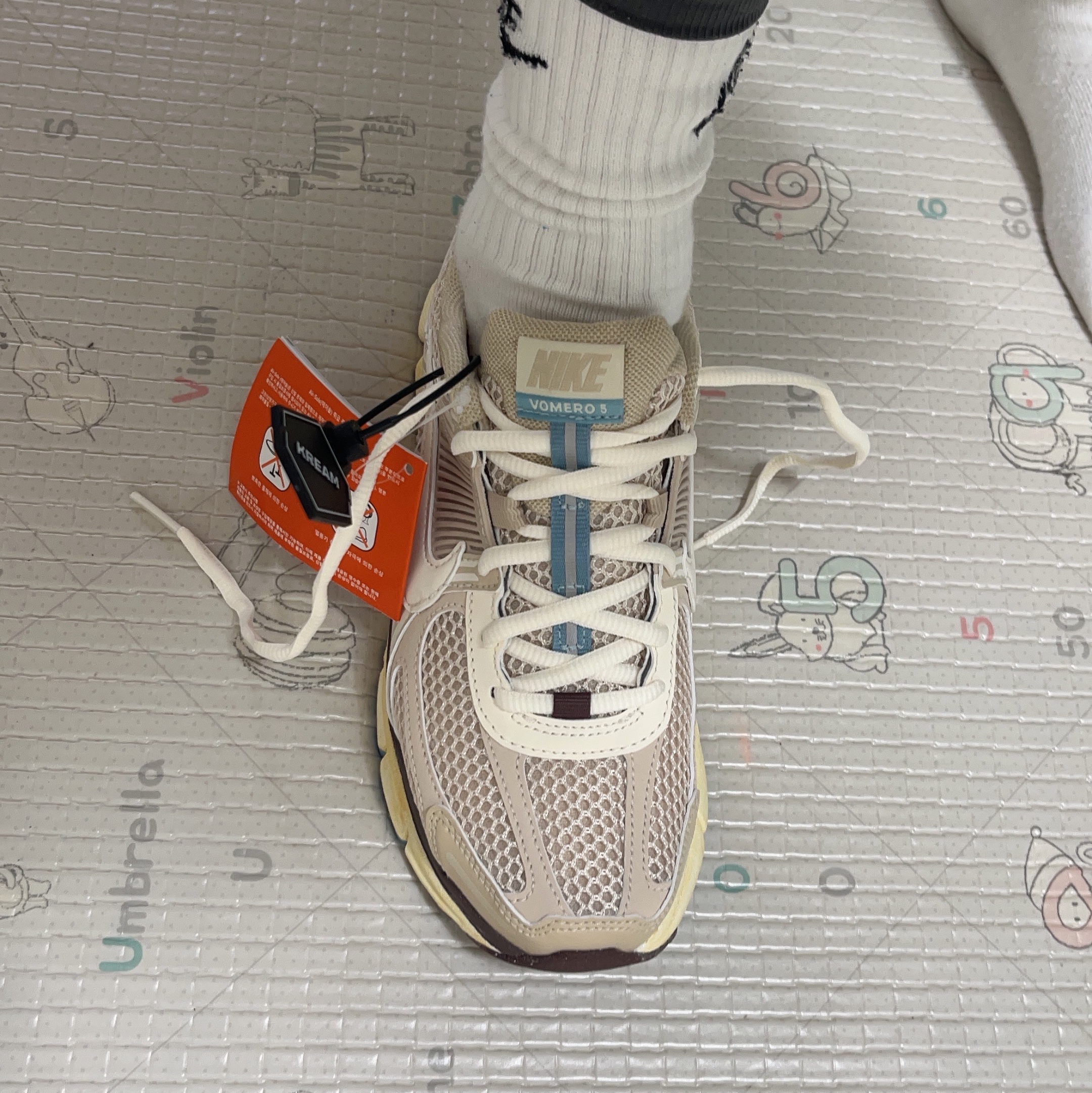(W) Nike Zoom Vomero 5 Oatmeal 착용 스타일