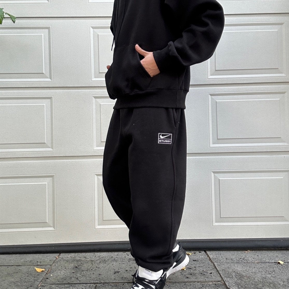 Nike x Stussy NRG Washed Fleece Pants Black (DO5296-010) 착용 스타일 - 1