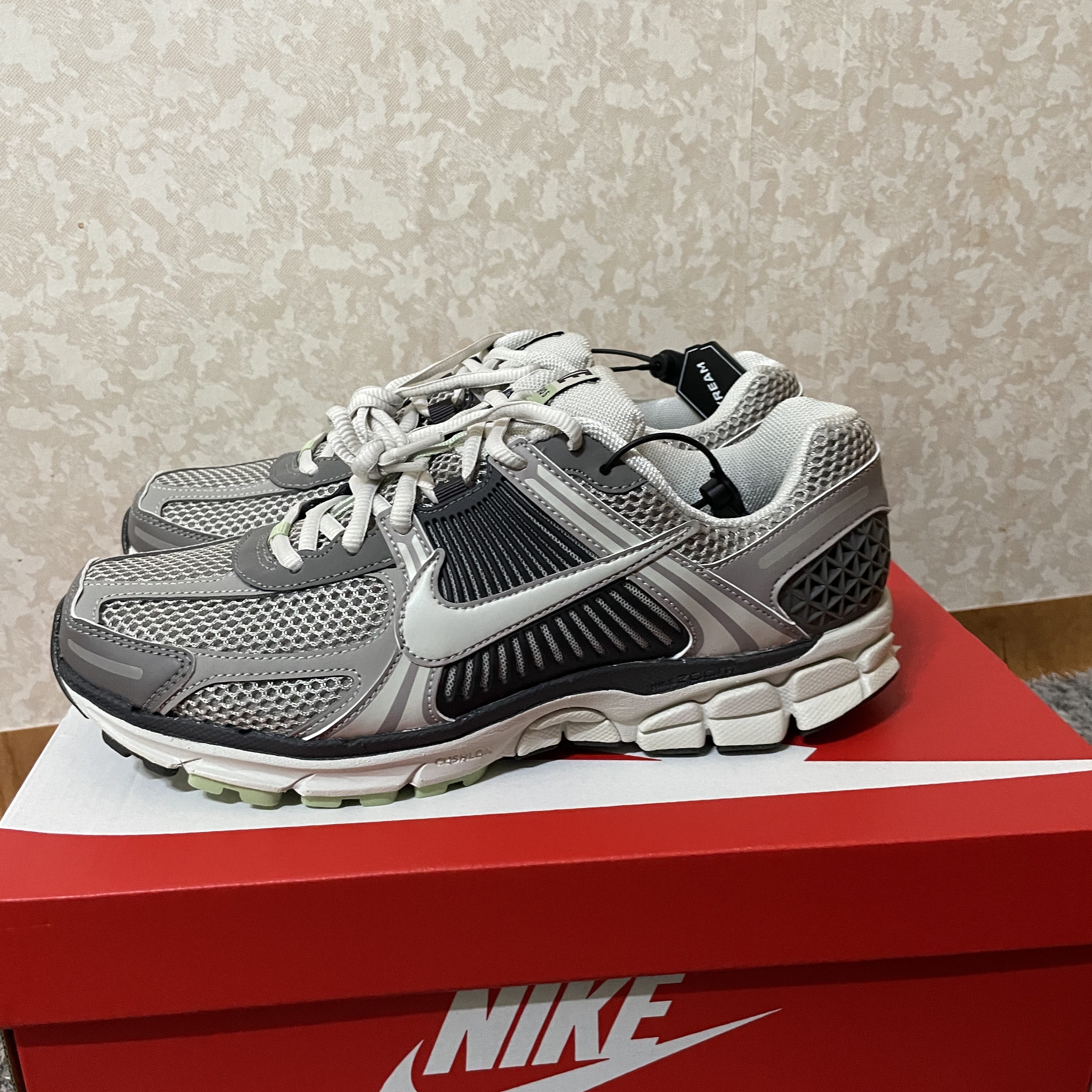 (W) Nike Zoom Vomero 5 Cobblestone and Flat Pewter 착용 스타일