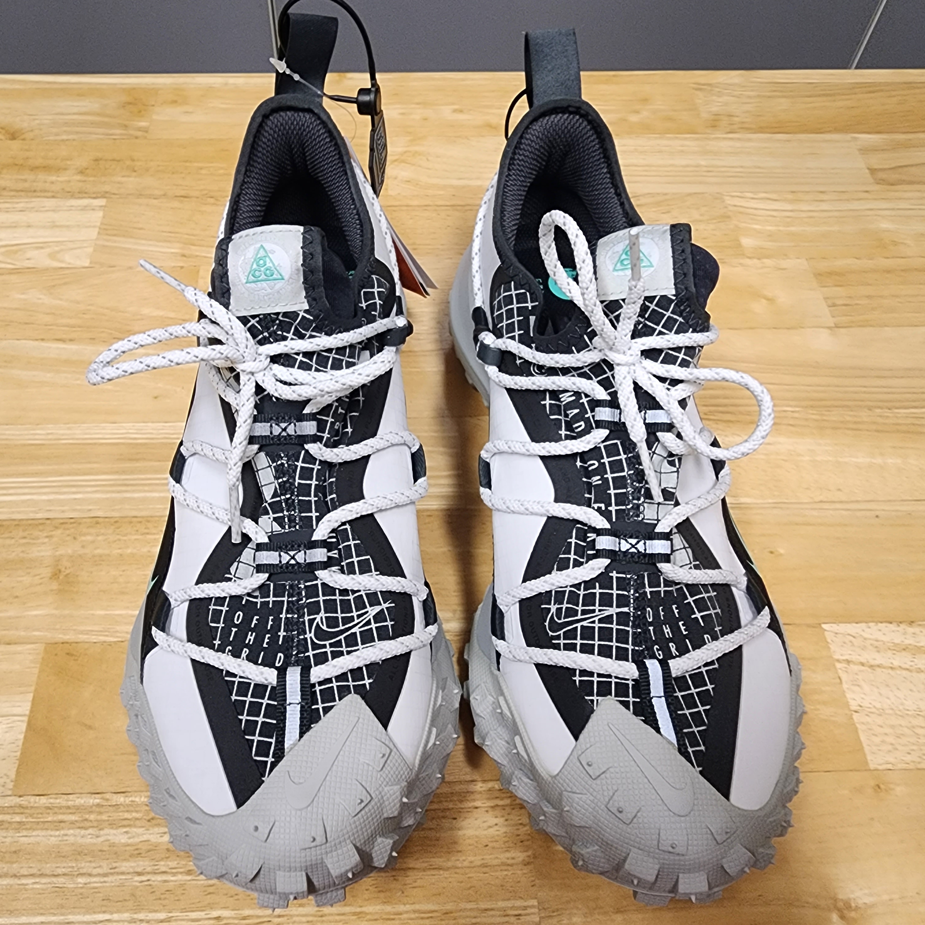 Nike ACG Mountain Fly Low SE White and Black 착용 스타일
