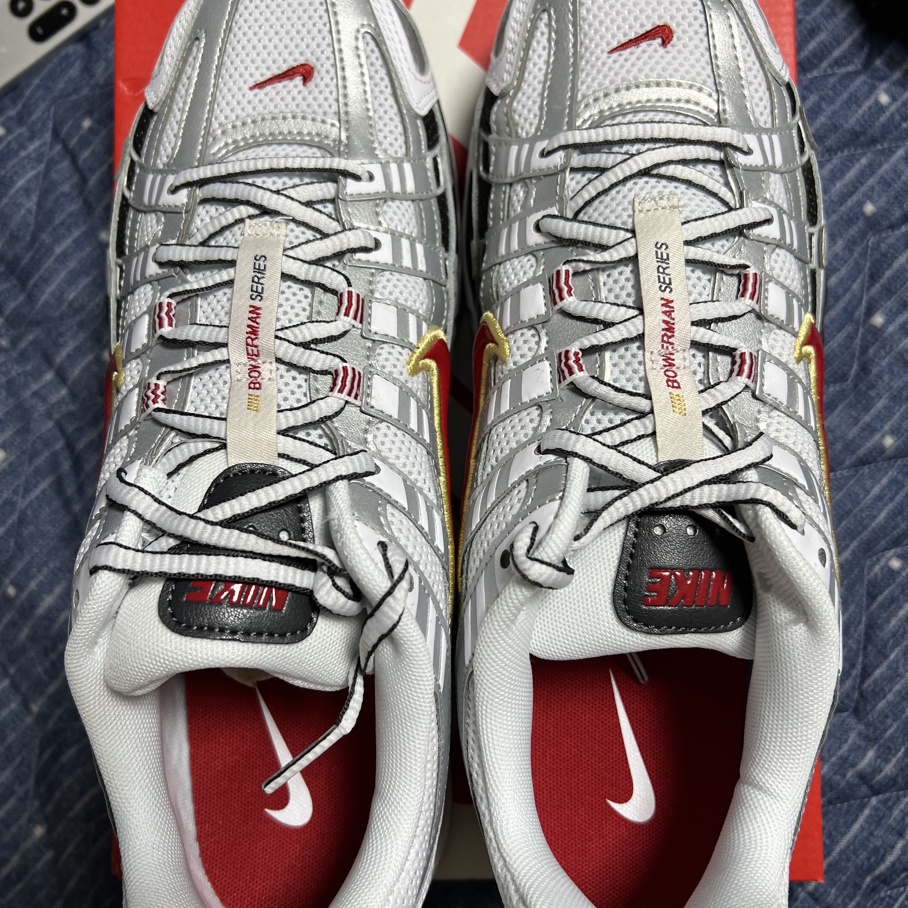(W) Nike P-6000 Metallic Silver Red 착용 스타일 - 1