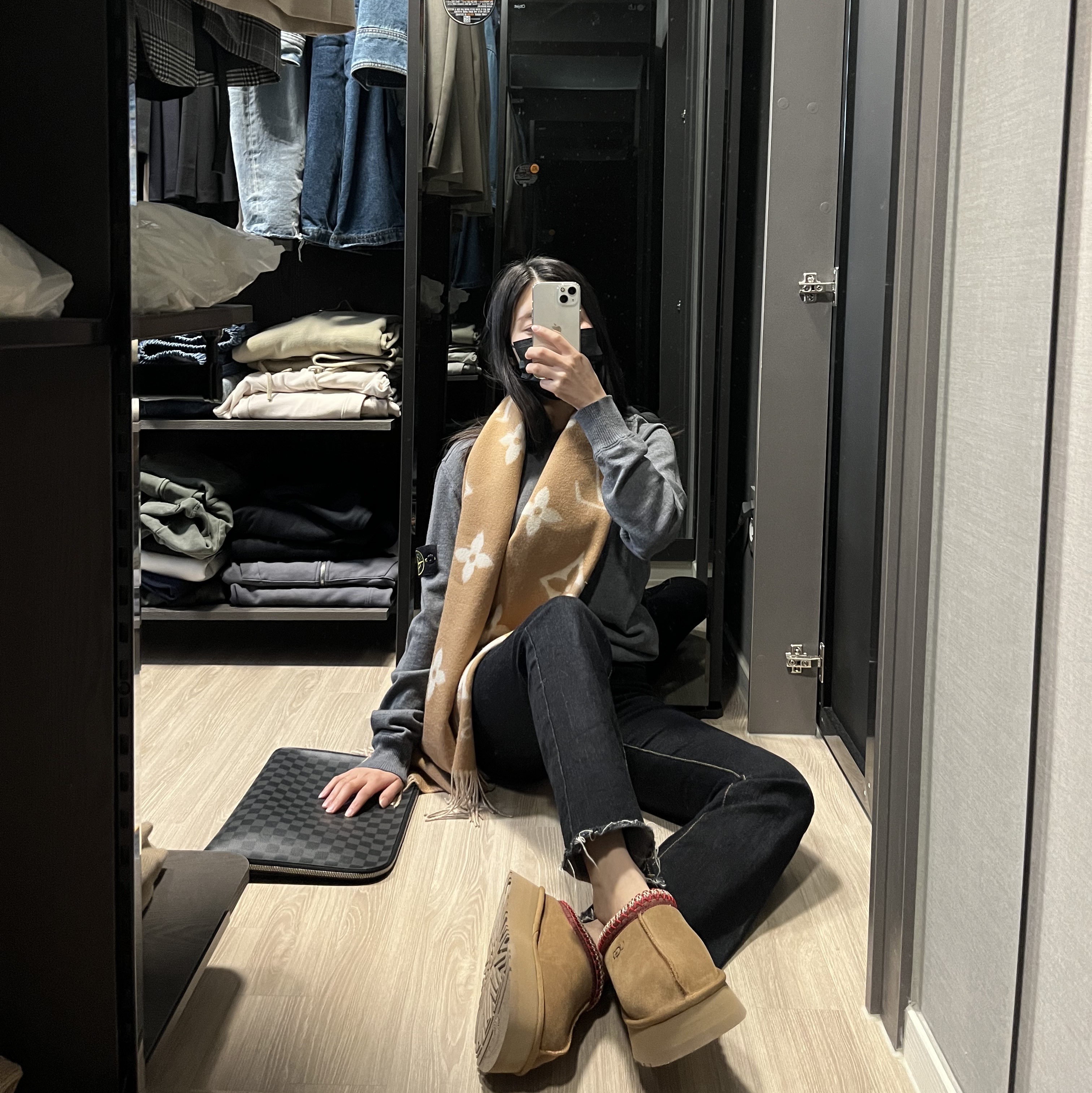 (W) UGG Tazz Slipper Chestnut 착용 스타일 - 2