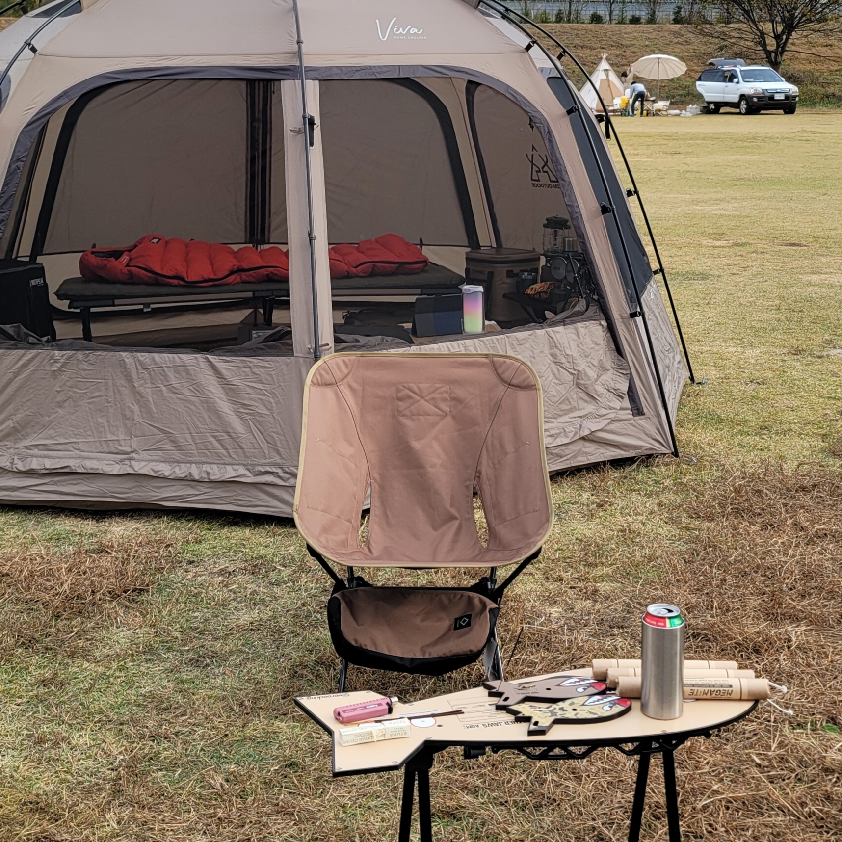 Helinox Tactical Chair L Coyote Tan 착용 스타일