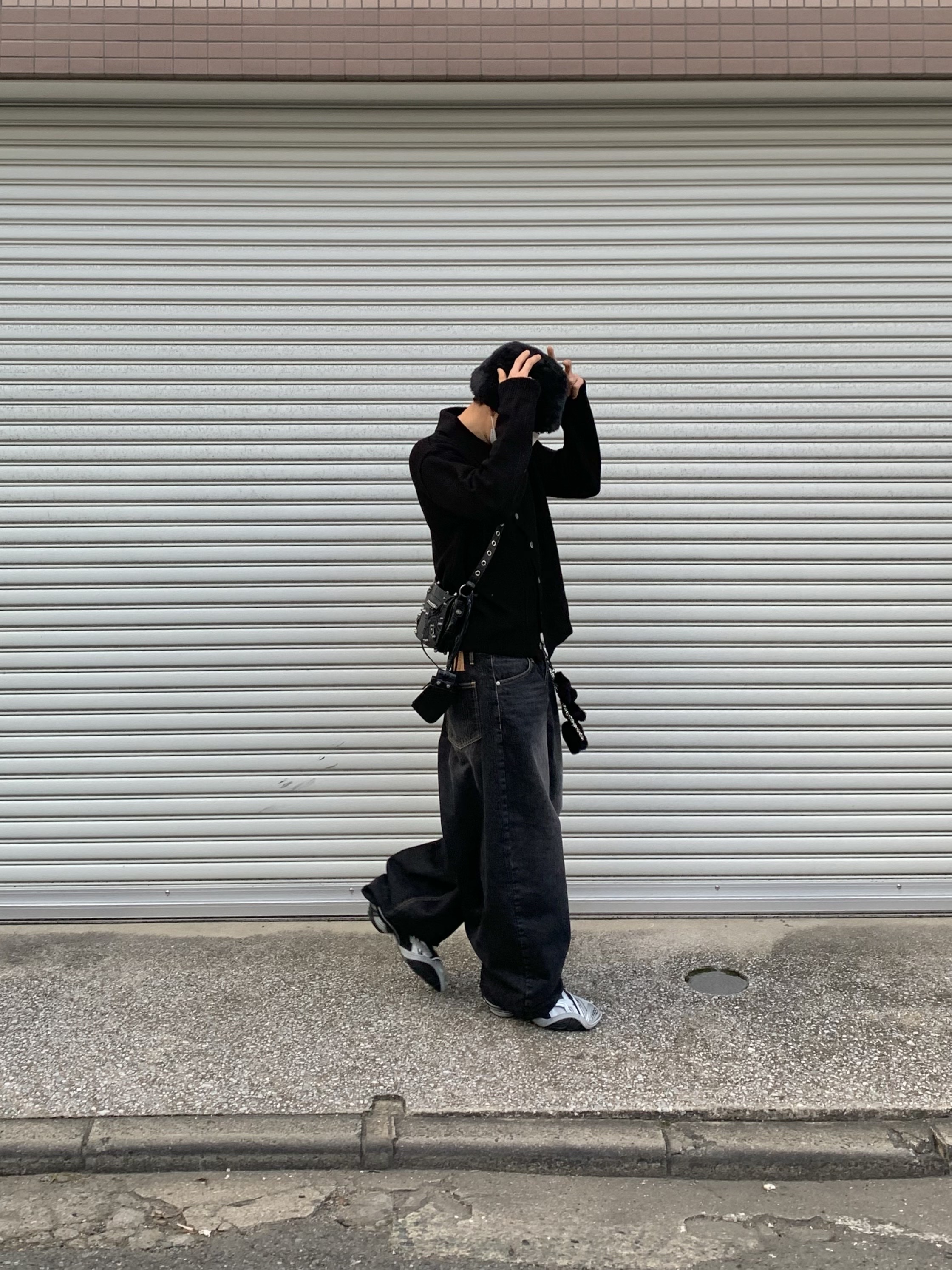 Balenciaga Tyrex Sneakers Black Grey, Balenciaga Arena Lambskin Aged Silver Hardware Le Cagole XS Flap Bag Black 착용 스타일 - 3