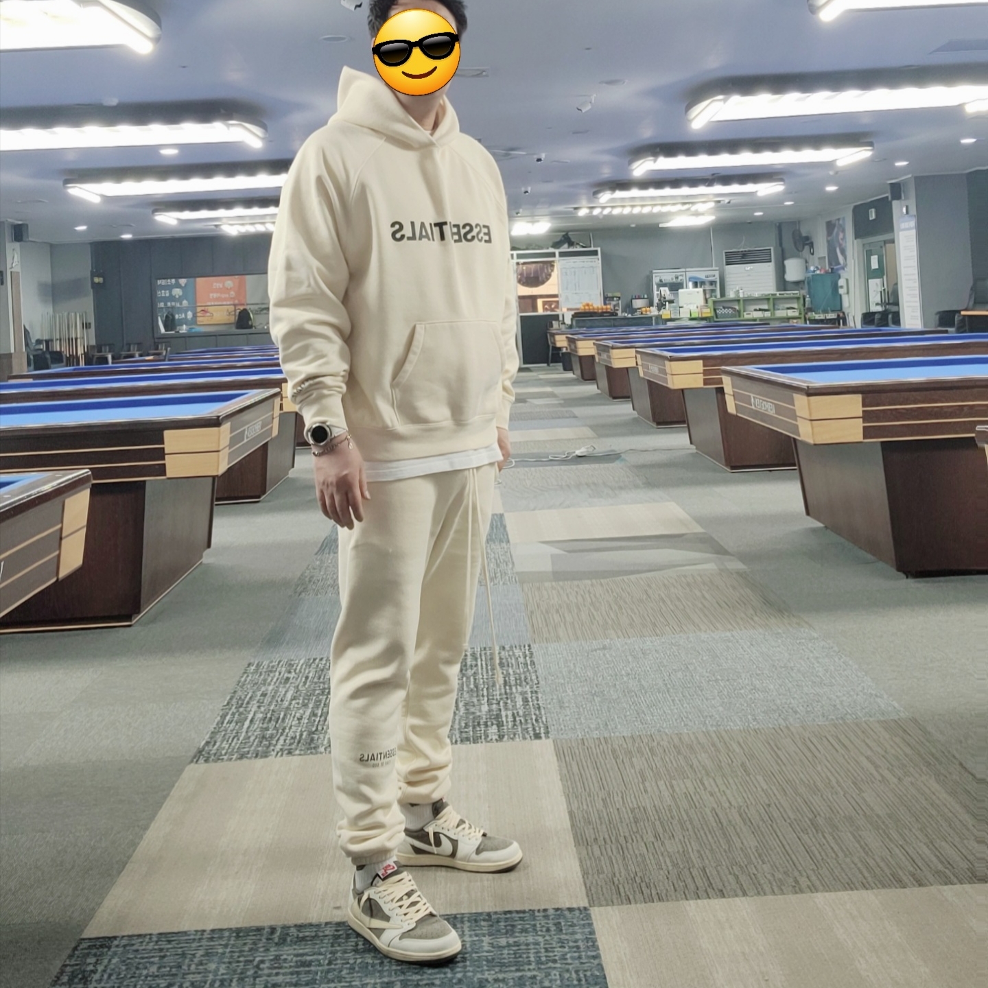 Essentials 3D Silicon Applique Pullover Hoodie Buttercream 2020, Essentials Sweatpants Buttercream 2020 착용 스타일