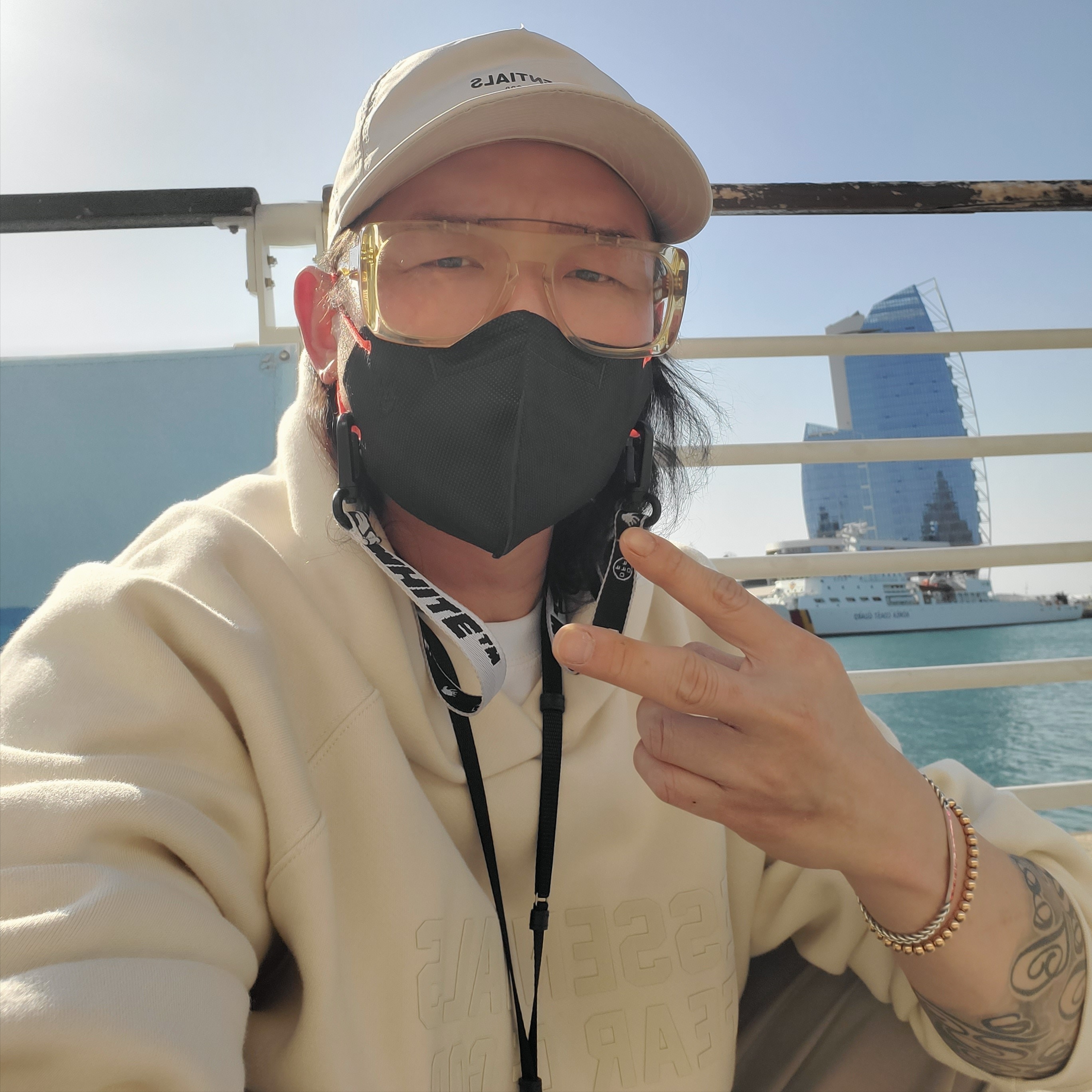 Essentials Hoodie Egg Shell - 22FW, Essentials x New Era Retro Crown Cap Moonstruck 착용 스타일 - 1