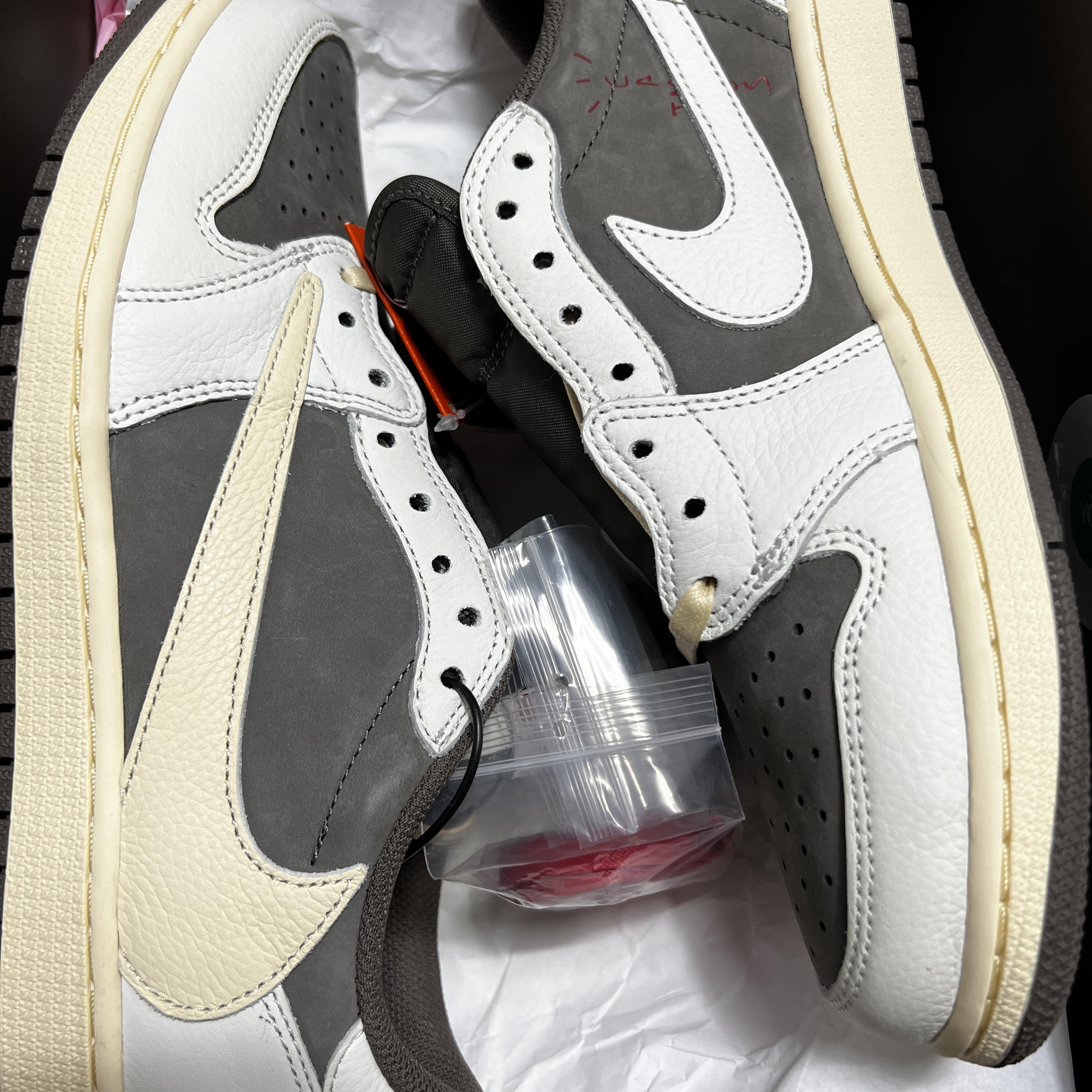 Jordan 1 x Travis Scott Retro Low OG SP Sail and Ridgerock 착용 스타일