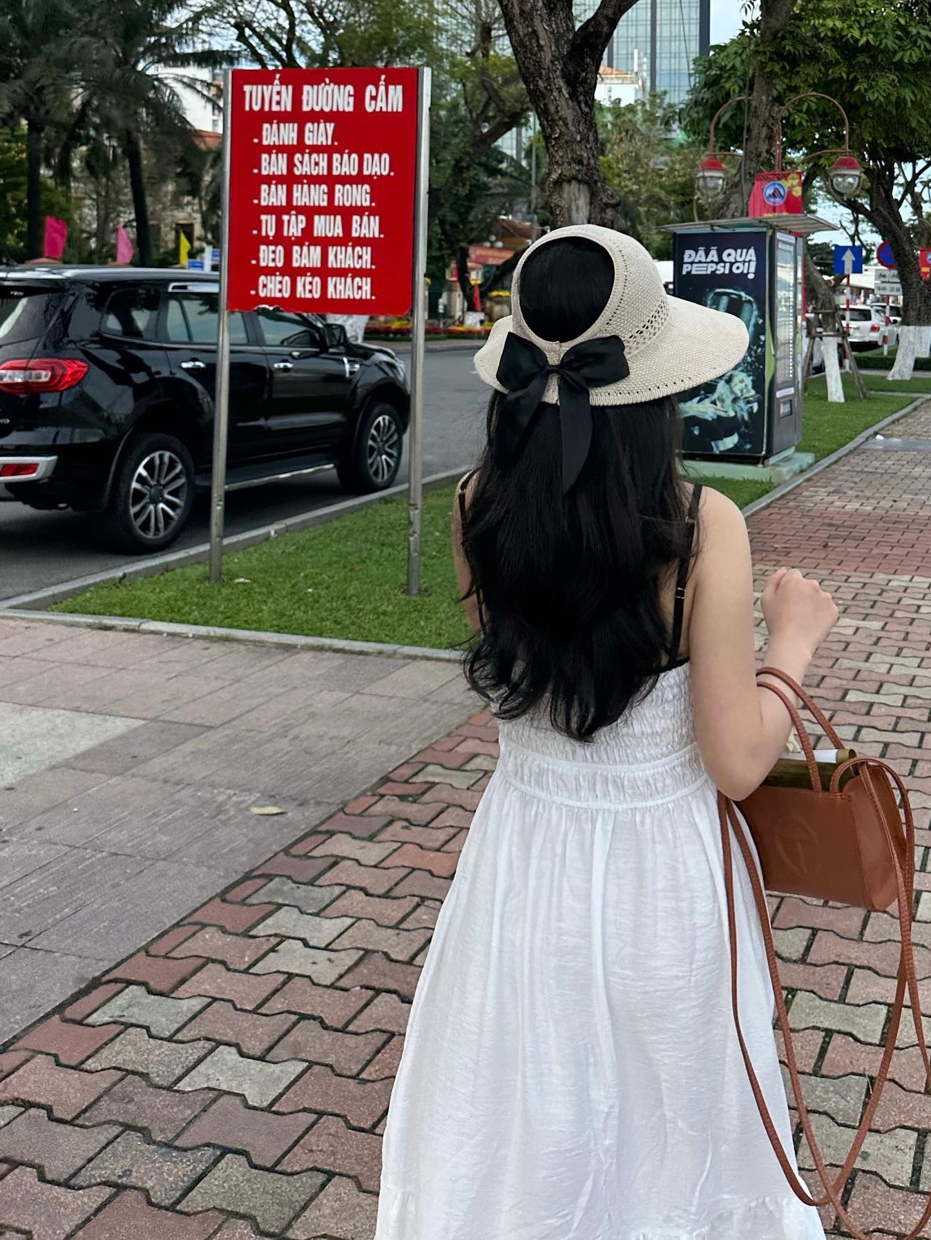 Telfar Small Shopping Bag Tan 착용 스타일