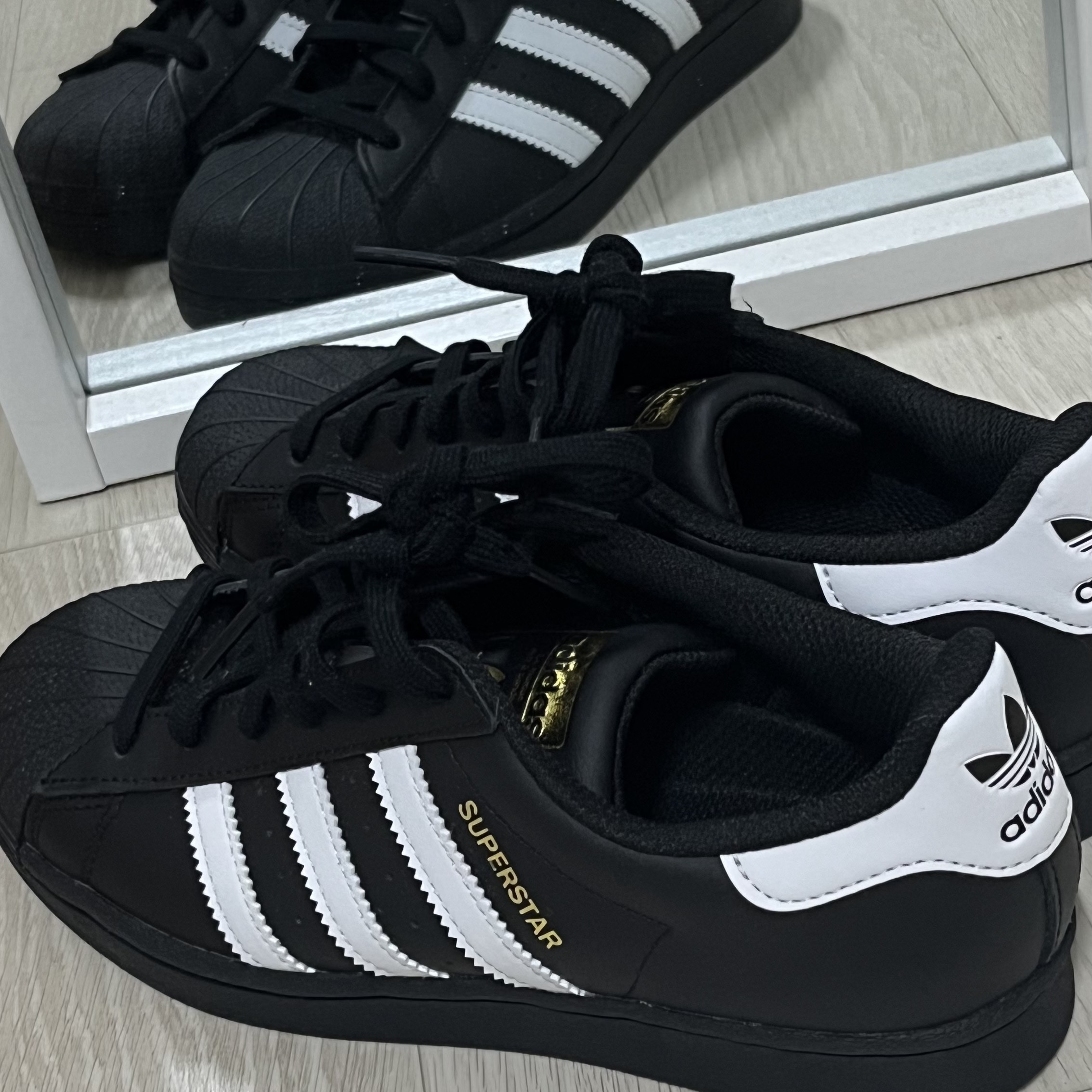 Adidas Superstar Core Black White 착용 스타일 - 1