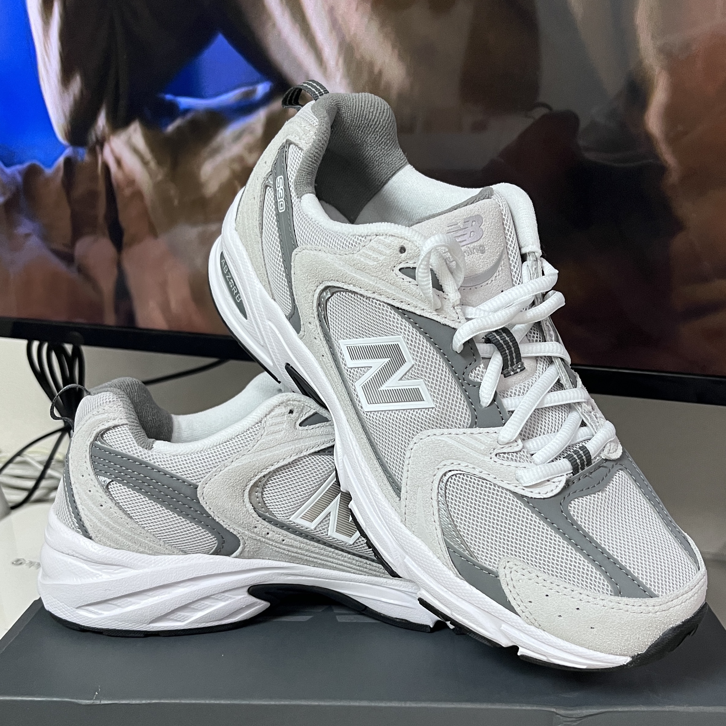 New Balance 530 Classic Grey 착용 스타일