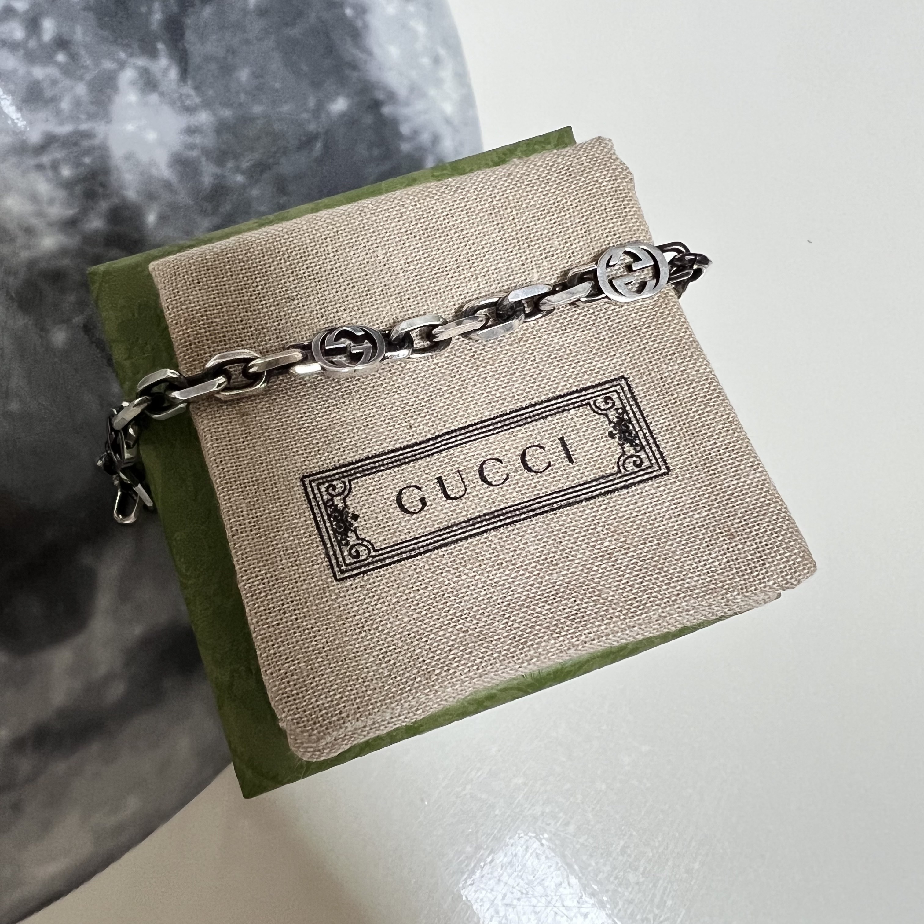 Gucci Interlocking G Bracelet Silver 착용 스타일