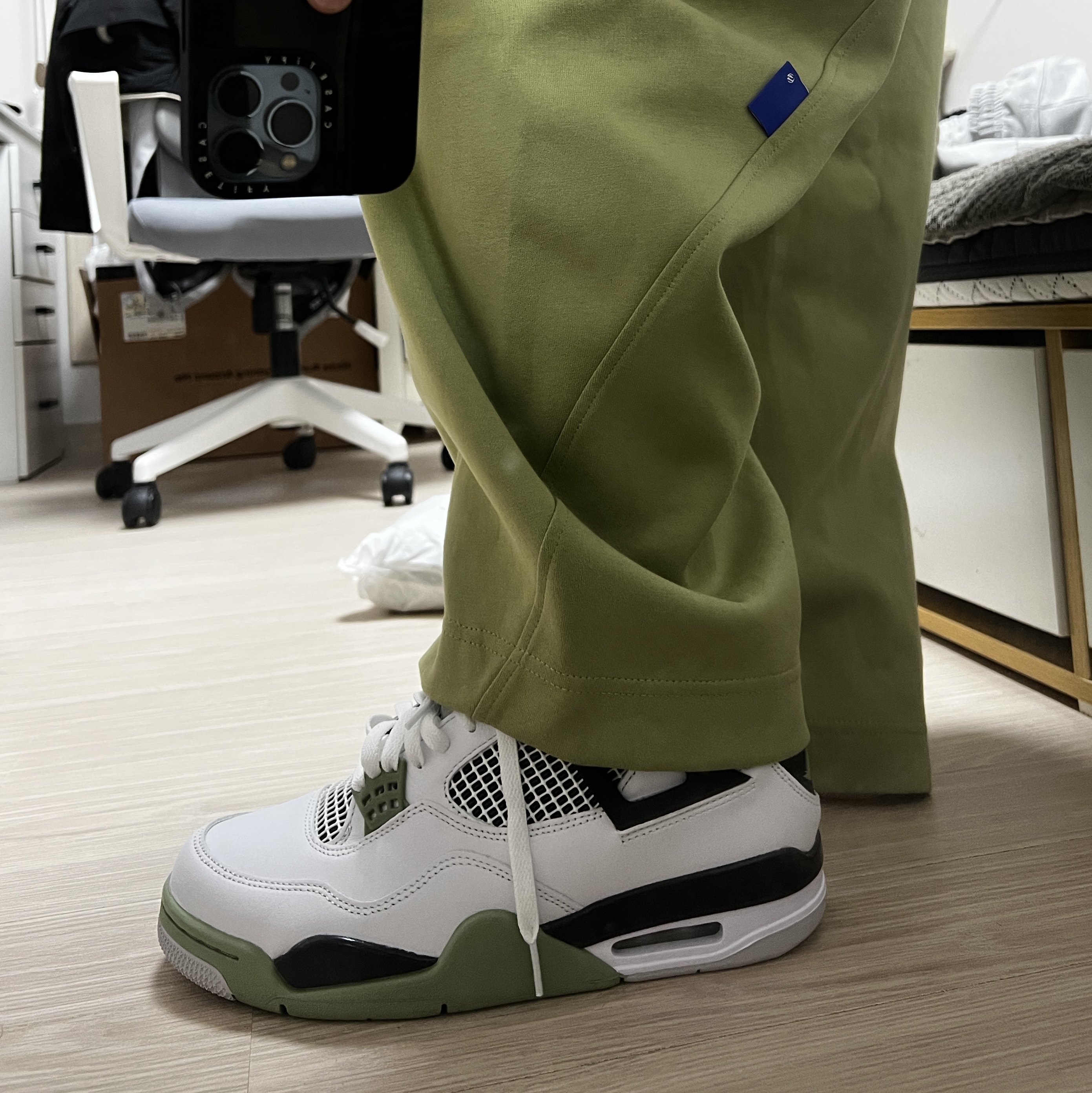 (W) Jordan 4 Retro Oil Green, Zara x Ader Error Jogger Pants Light Green 착용 스타일