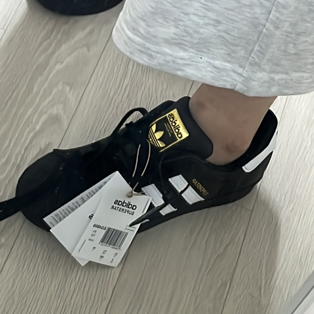 Adidas Superstar Core Black White 착용 스타일 - 2
