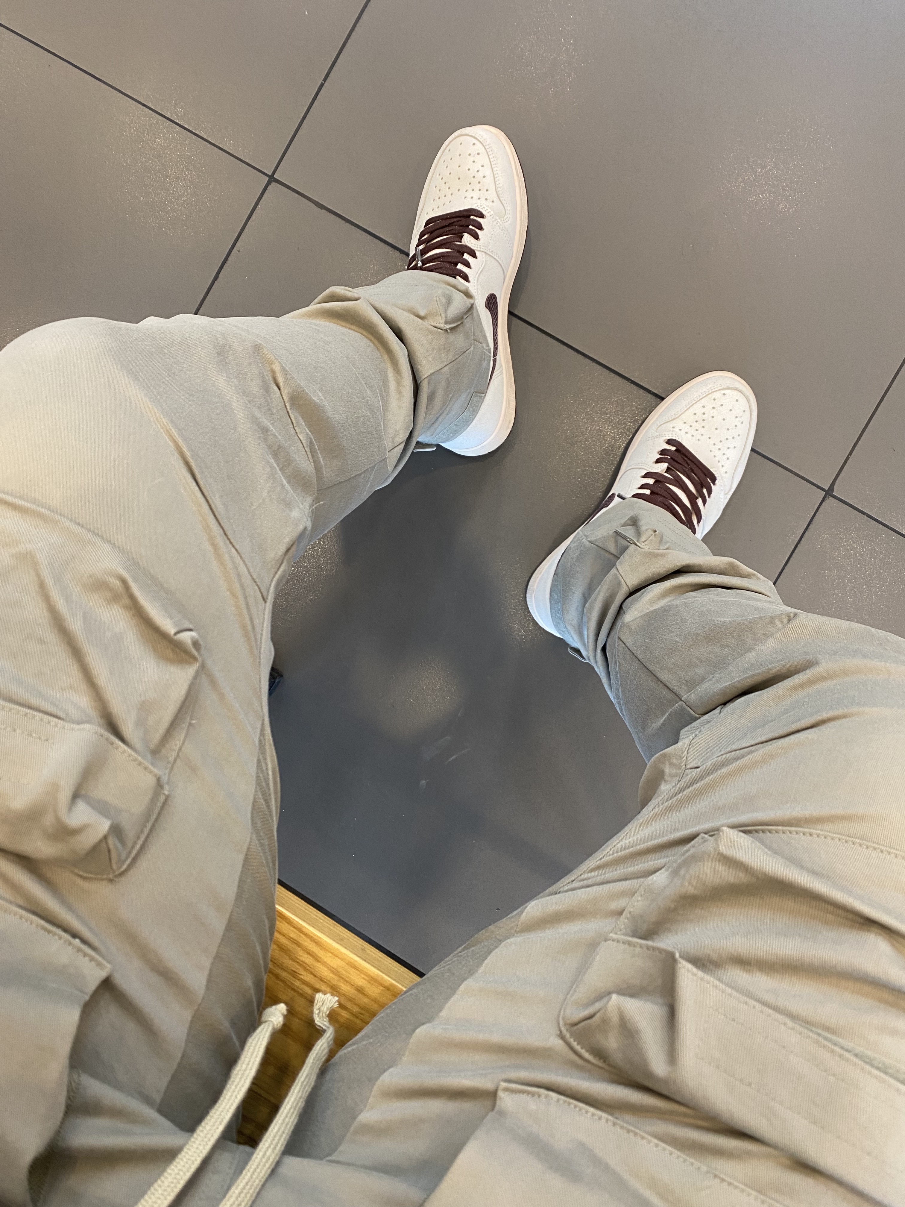 Jordan 1 x A Ma Maniere Retro High OG SP Sail and Burgundy 착용 스타일