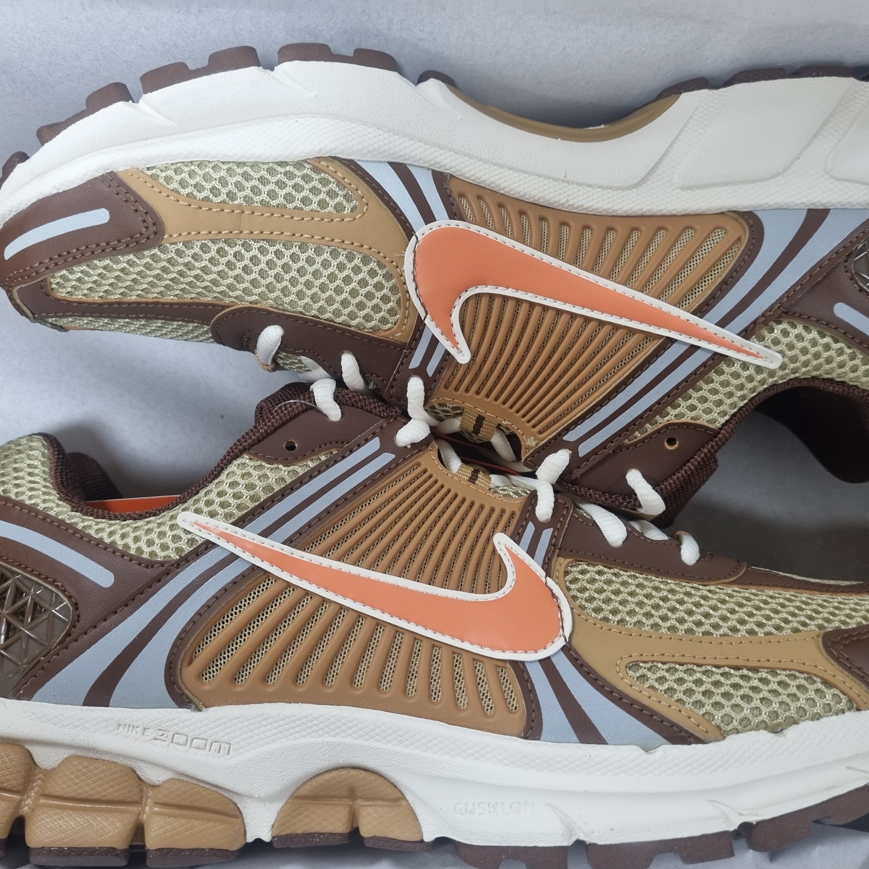 Nike Zoom Vomero 5 Wheat Grass and Cacao Wow 착용 스타일 - 3