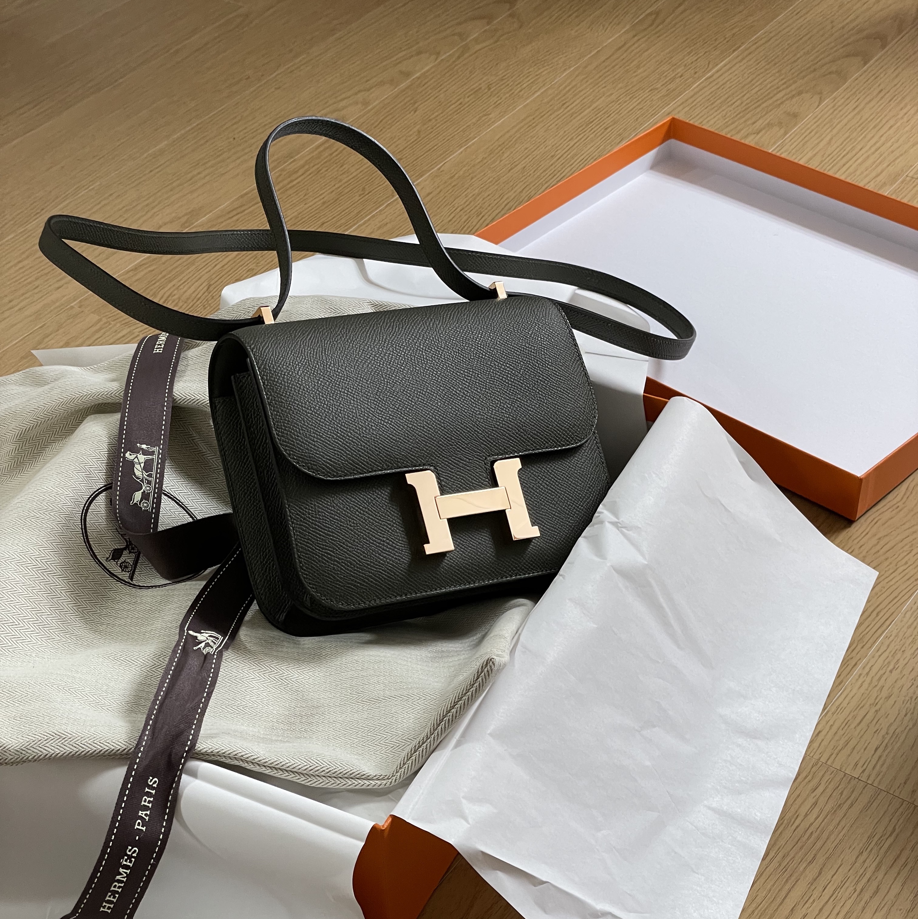 Hermes Constance III Mini 18 Bag Epsom & Rose Gold Noir 착용 스타일