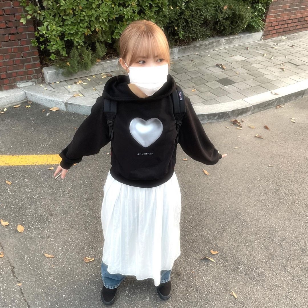 2000Archives Crop Matt Love Hoodie Black 착용 스타일 - 1
