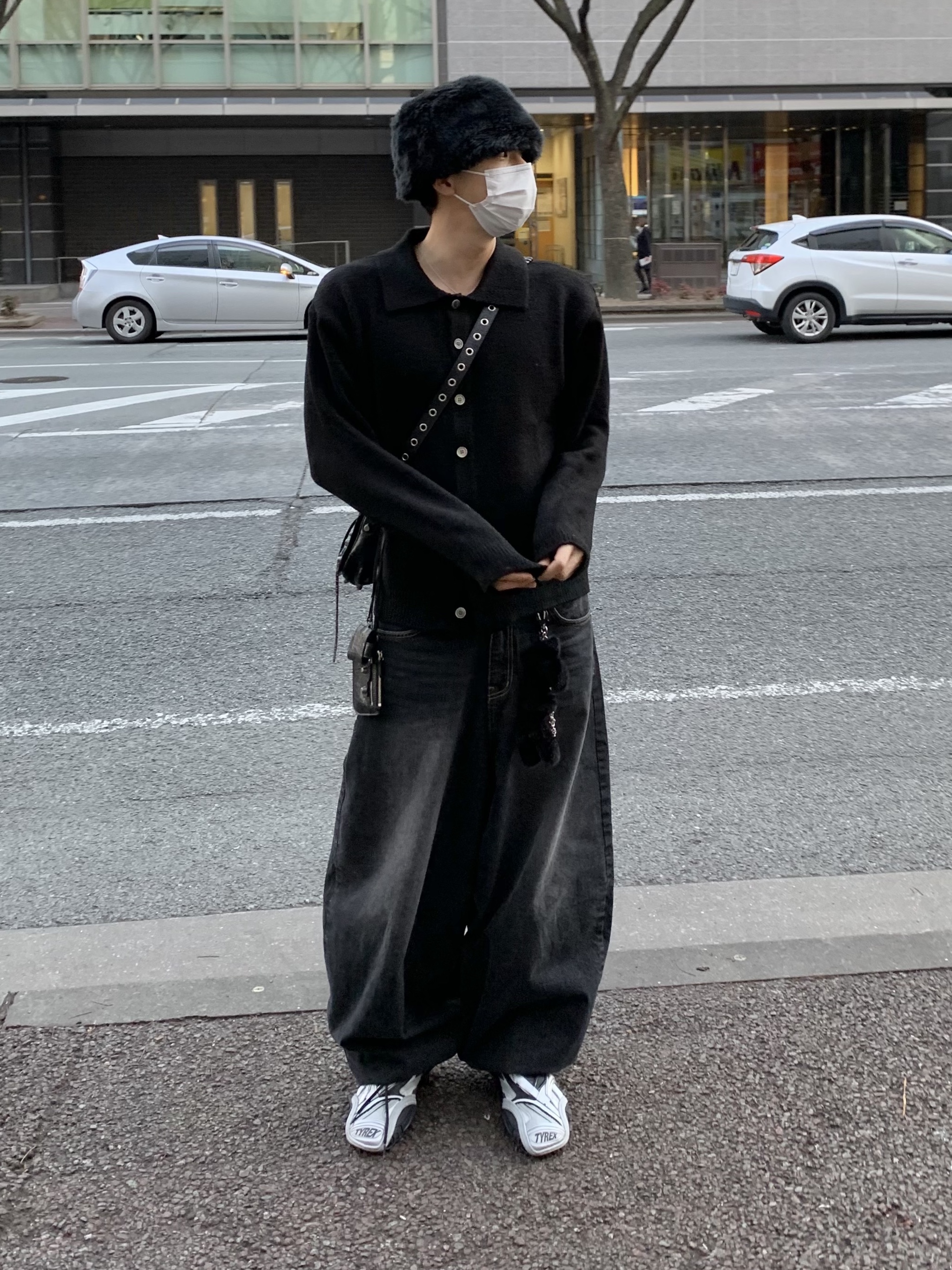 Balenciaga Tyrex Sneakers Black Grey, Balenciaga Arena Lambskin Aged Silver Hardware Le Cagole XS Flap Bag Black 착용 스타일 - 1