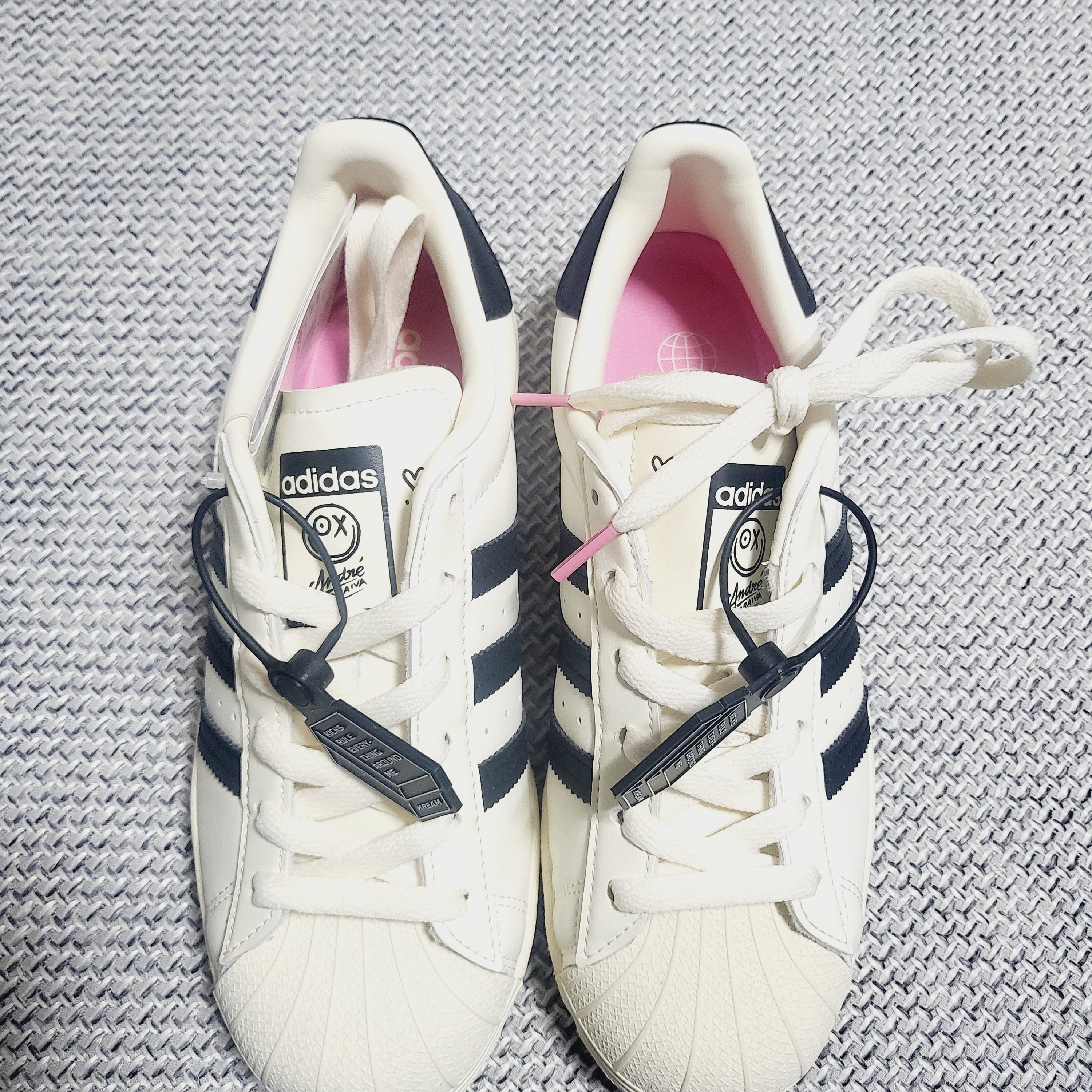 Adidas x Andre Saraiva Superstar Cream White Core Black 착용 스타일 - 1
