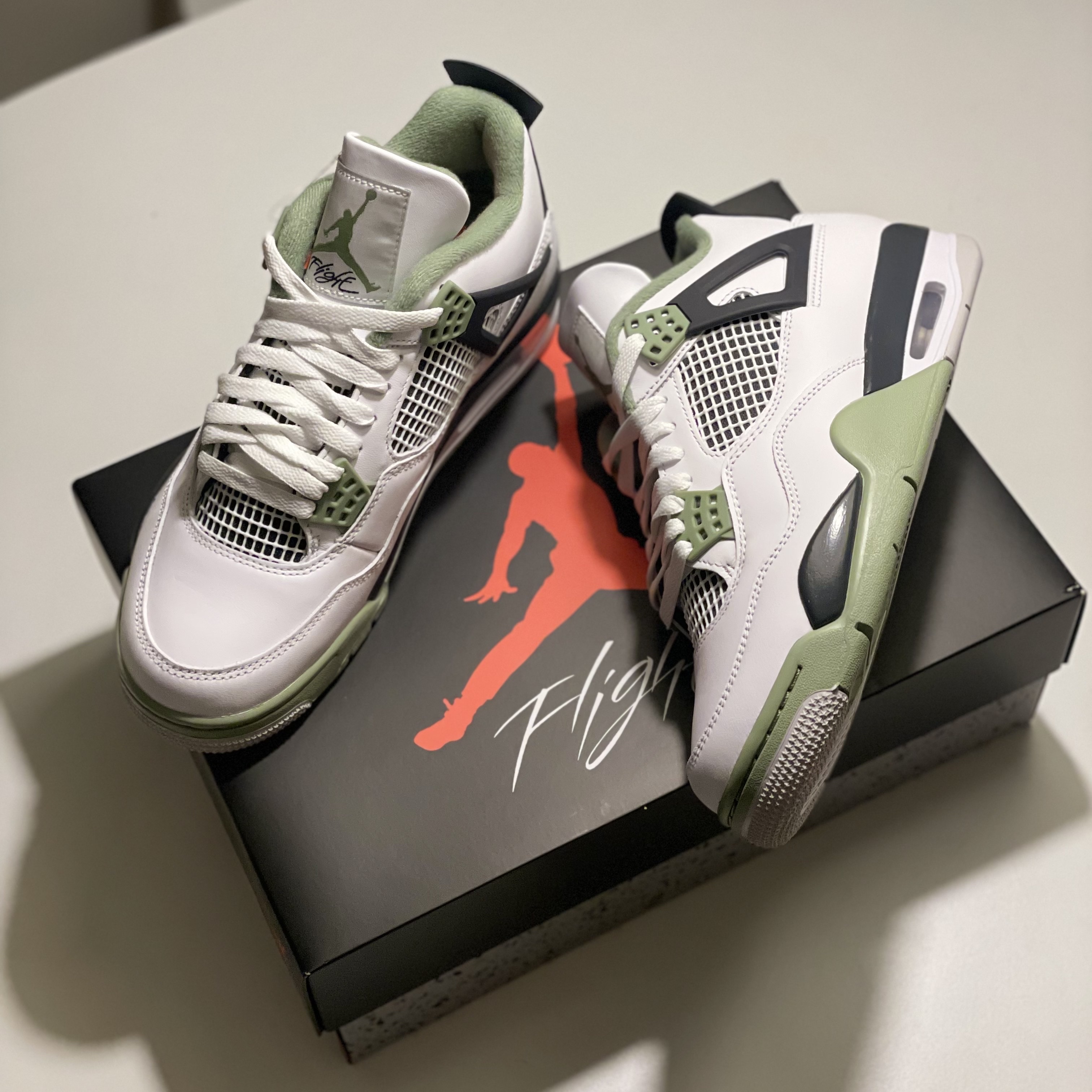 (W) Jordan 4 Retro Oil Green 착용 스타일 - 1