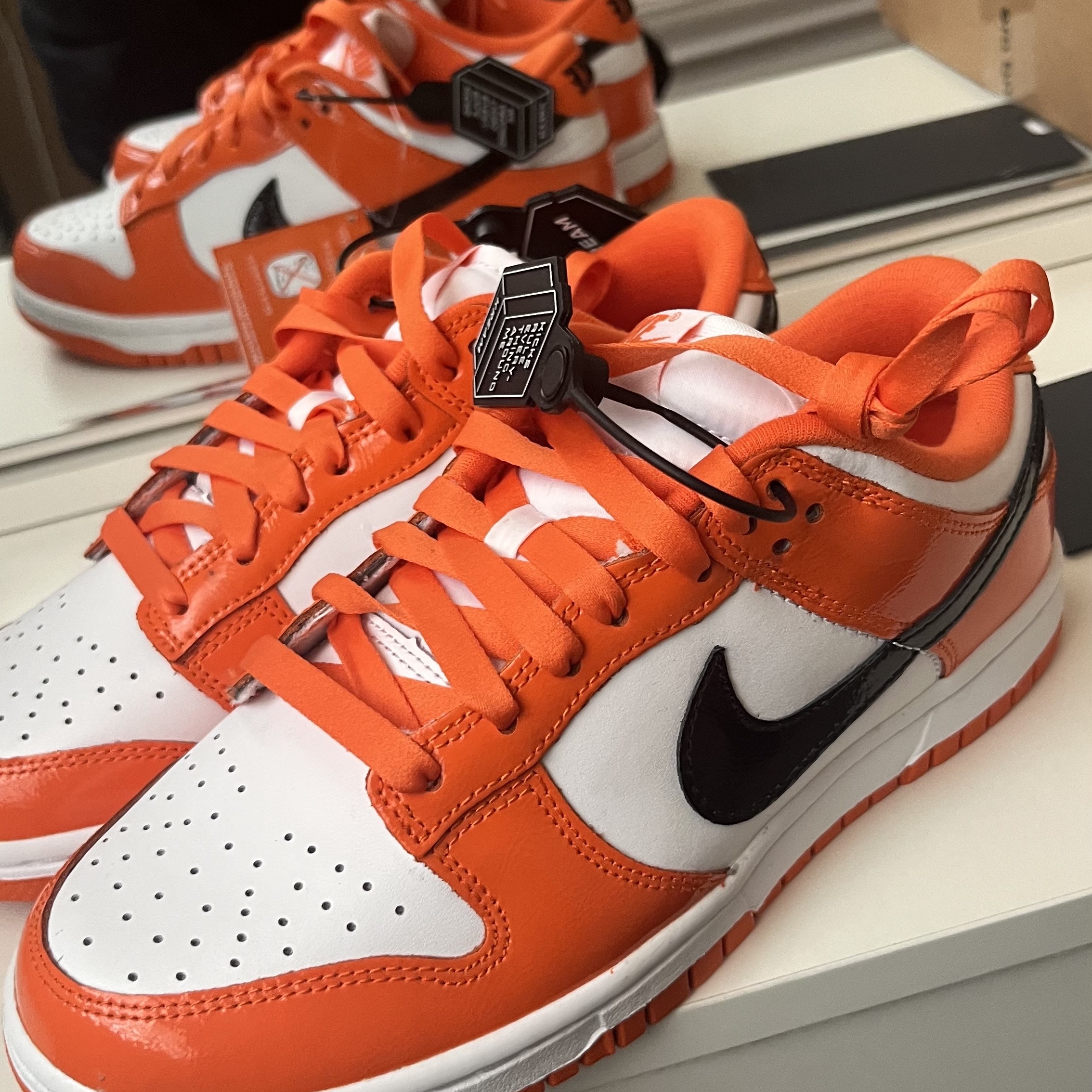 (W) Nike Dunk Low Essential Brilliant Orange 착용 스타일 - 1
