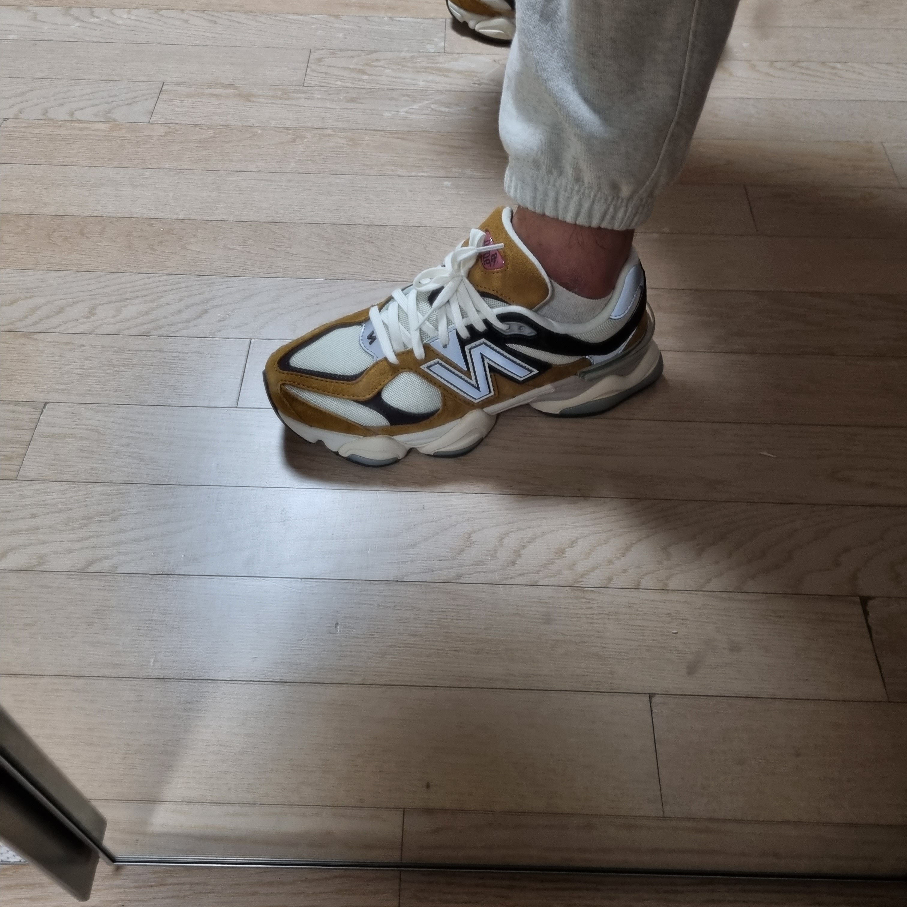 New Balance 9060 Workwear 착용 스타일 - 2