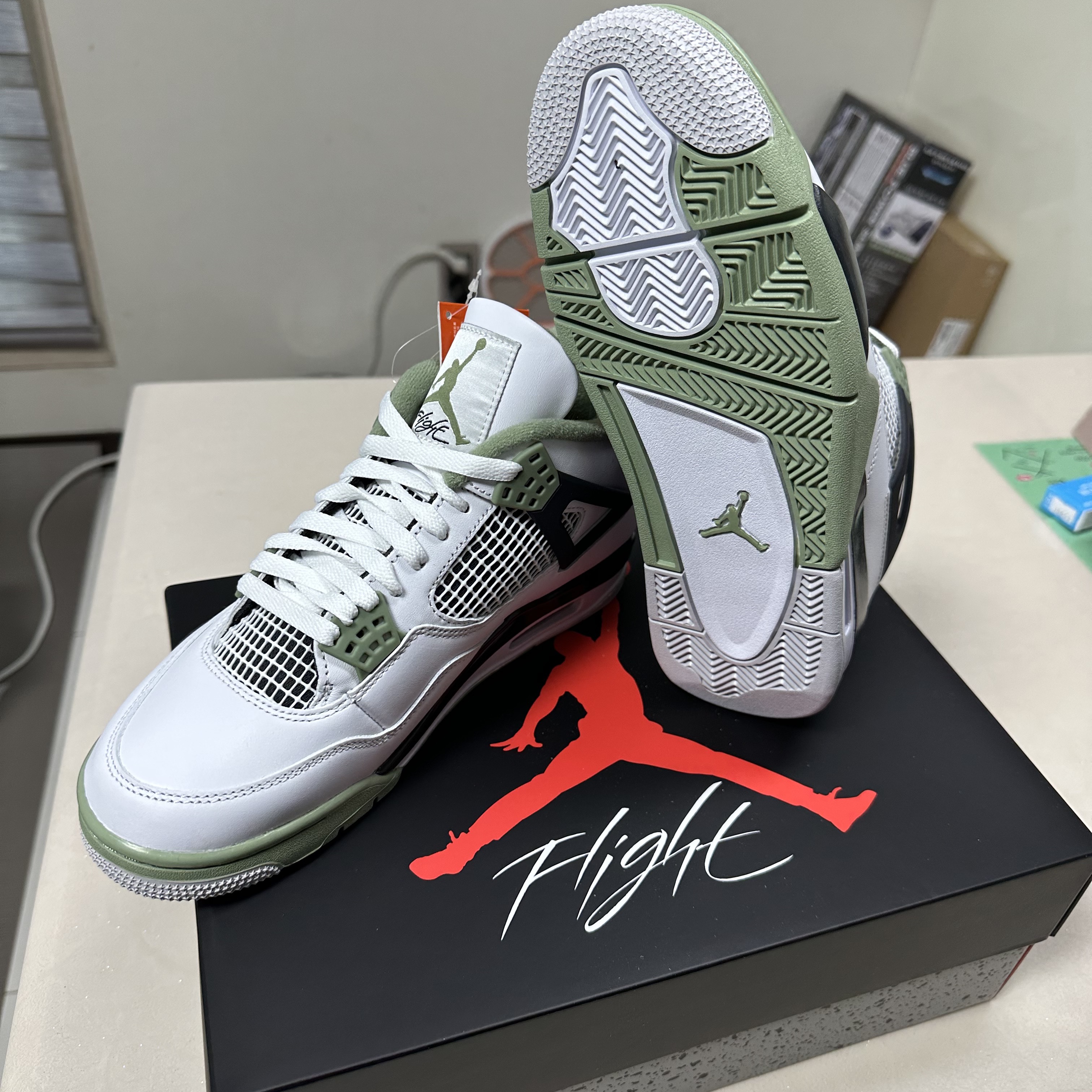 (W) Jordan 4 Retro Oil Green 착용 스타일 - 3