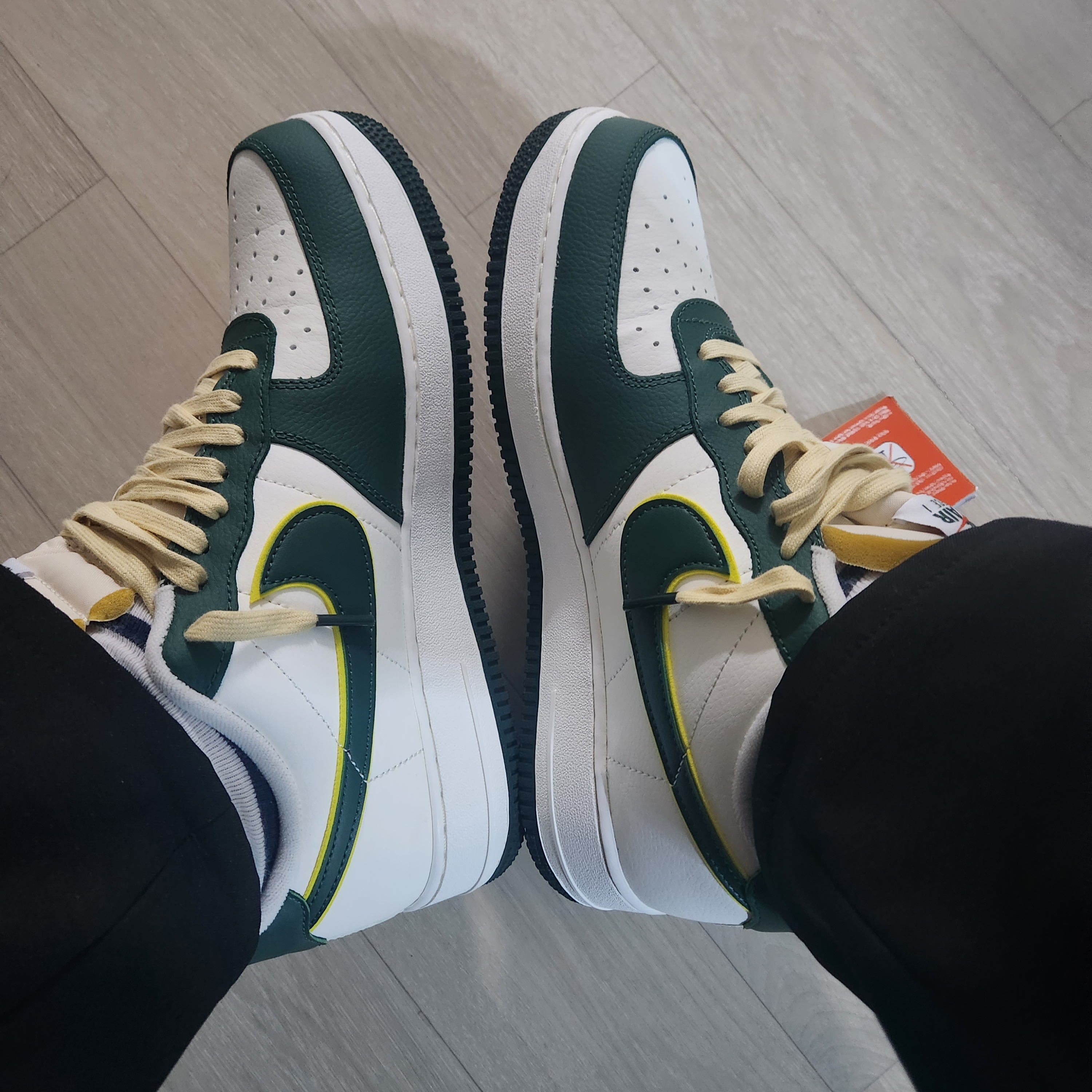 Nike Air Force 1 '07 LV8 Sail Noble Green 착용 스타일