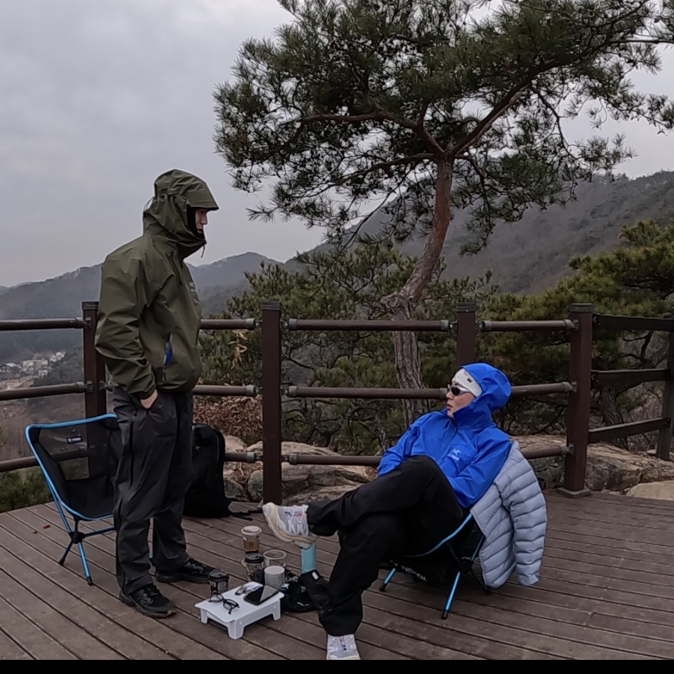 Arc'teryx Squamish Hoody Black 착용 스타일 - 2