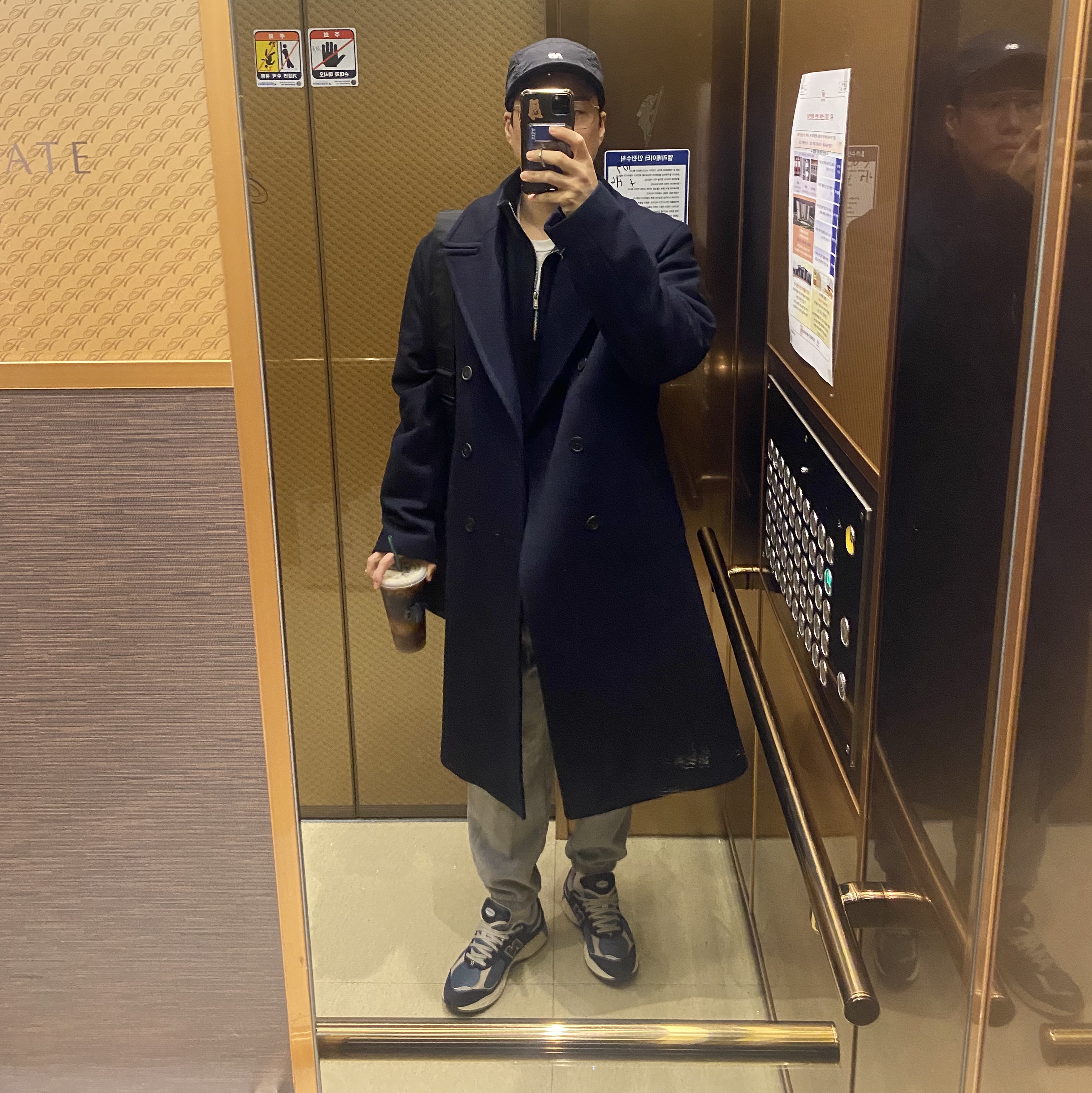 New Balance 2002R Dark Navy 착용 스타일