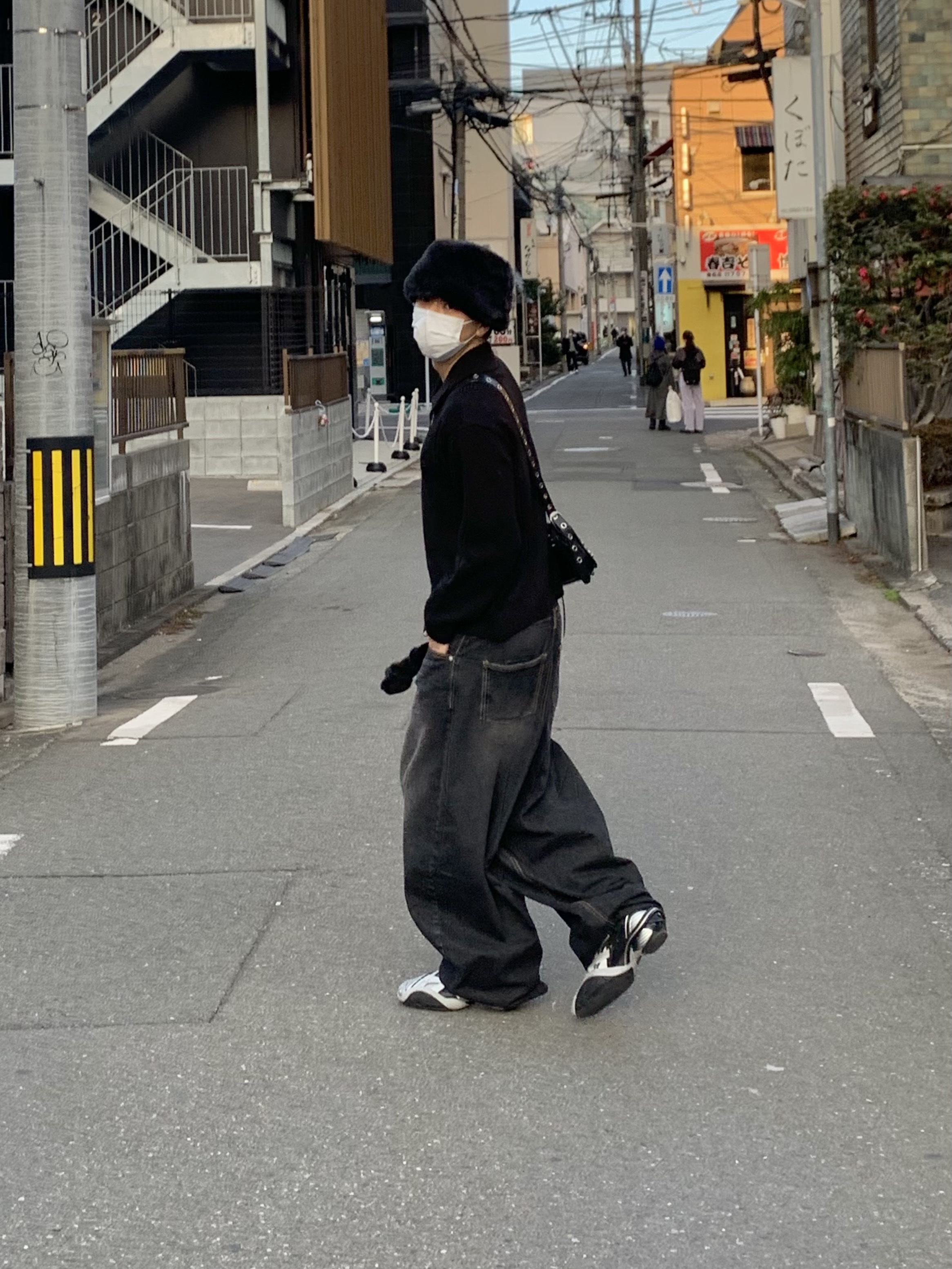 Balenciaga Tyrex Sneakers Black Grey, Balenciaga Arena Lambskin Aged Silver Hardware Le Cagole XS Flap Bag Black 착용 스타일 - 5