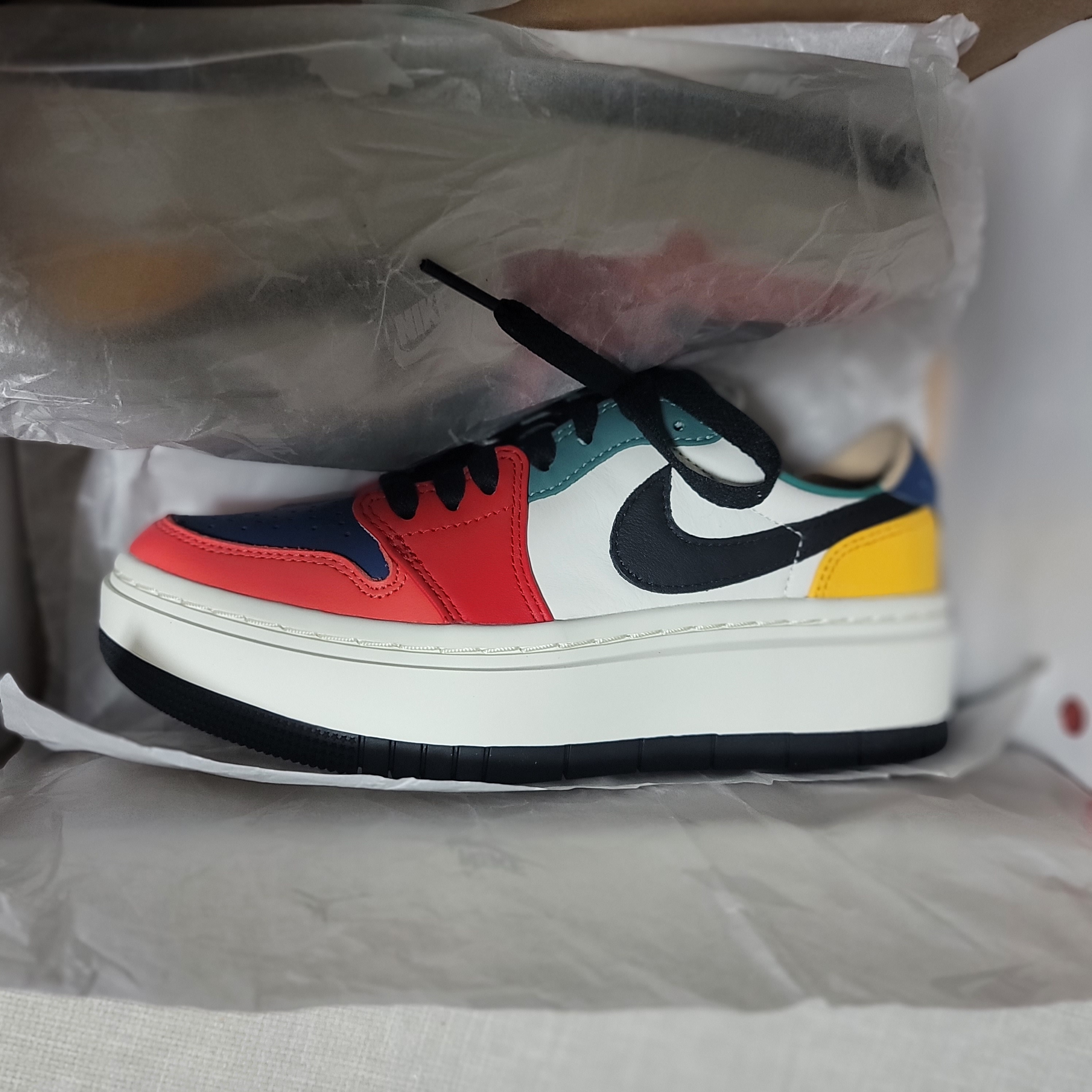 (W) Jordan 1 Elevate Low SE Fire Red Taxi 착용 스타일 - 2