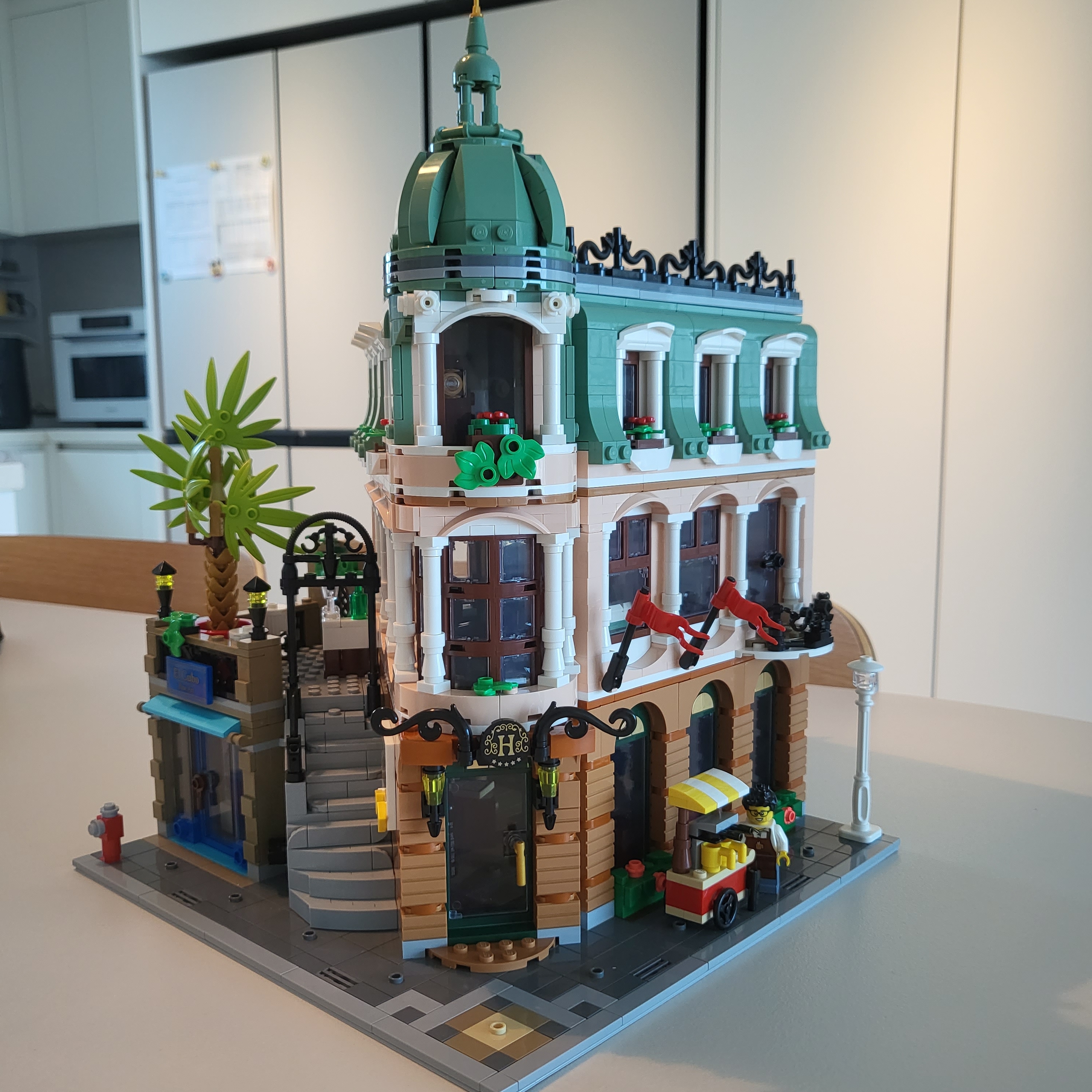 Lego Boutique Hotel 착용 스타일