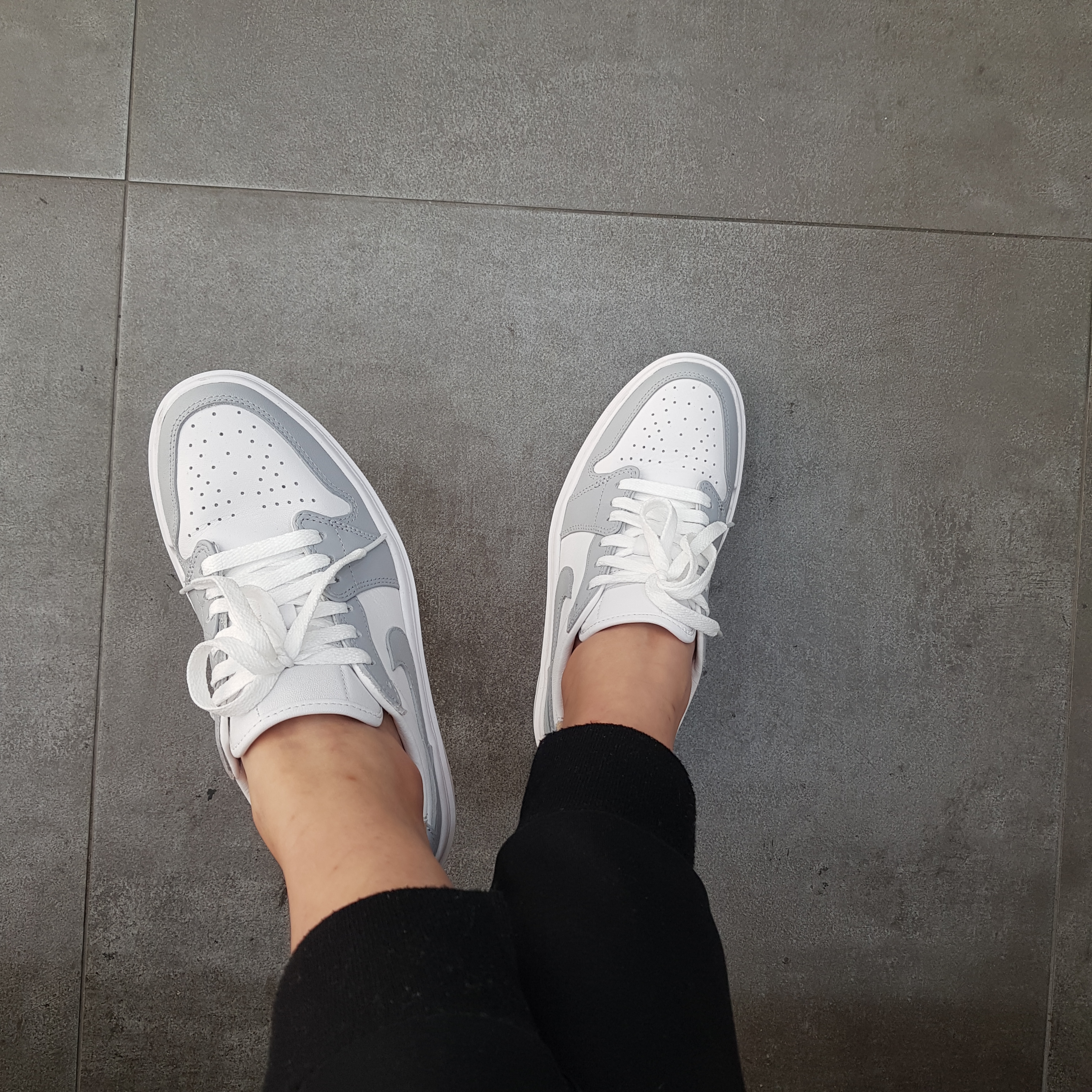 (W) Jordan 1 Elevate Low White and Wolf Grey 착용 스타일 - 1