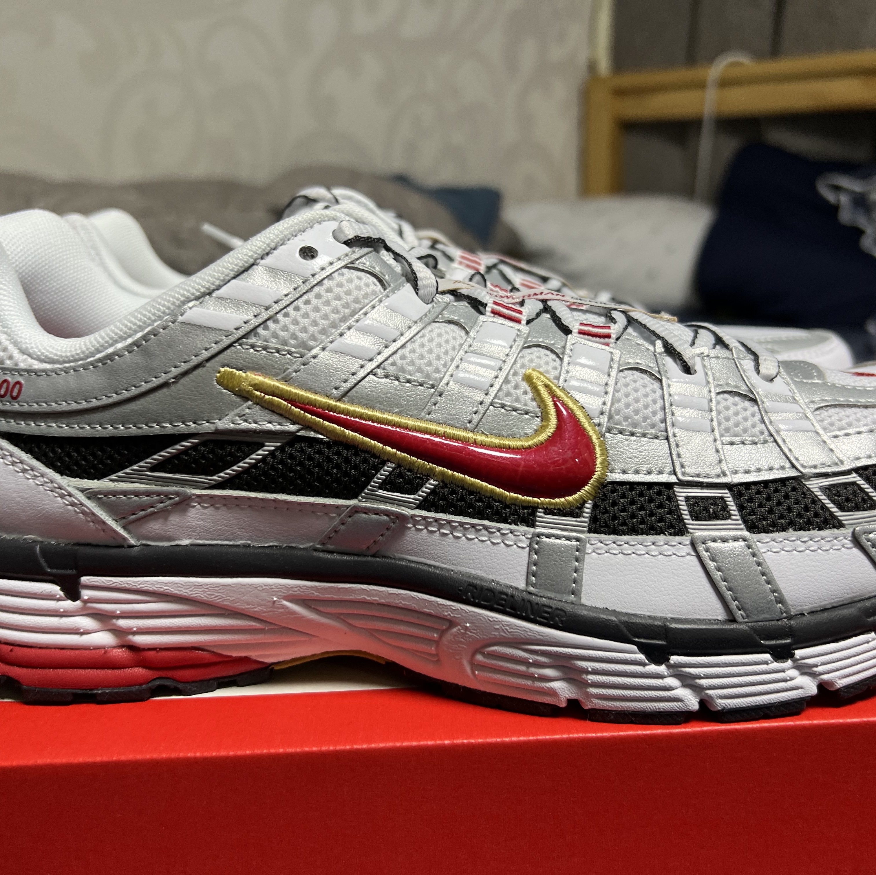 (W) Nike P-6000 Metallic Silver Red 착용 스타일 - 2