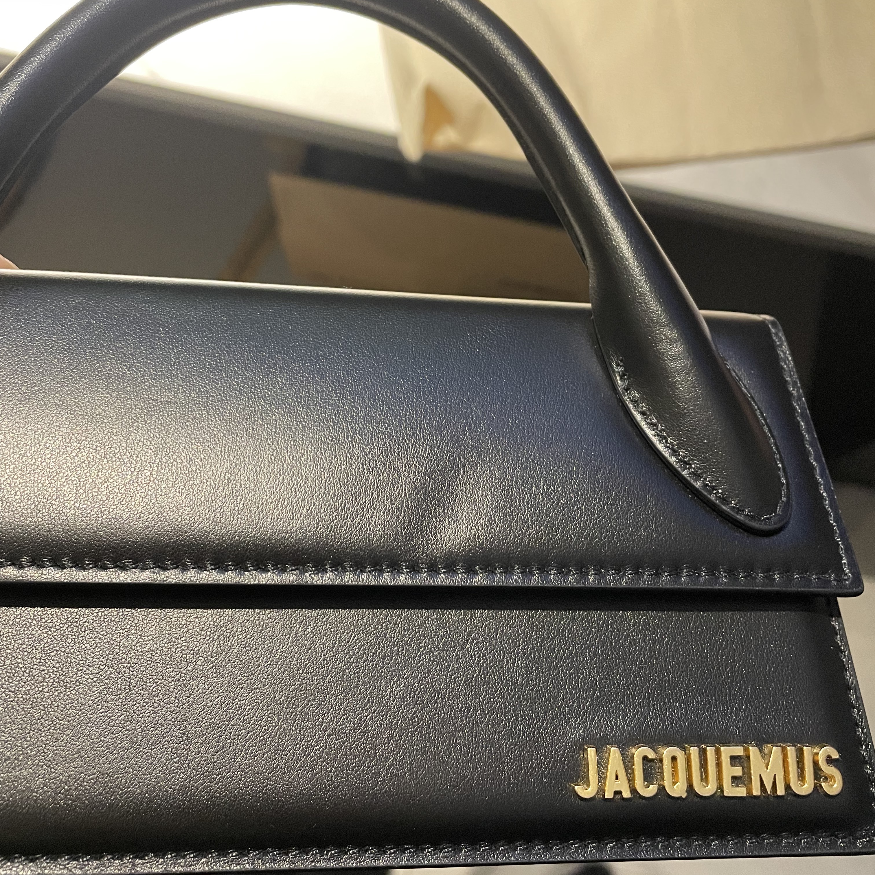 Jacquemus Le Chiquito Long Leather Handbag Black 착용 스타일 - 2