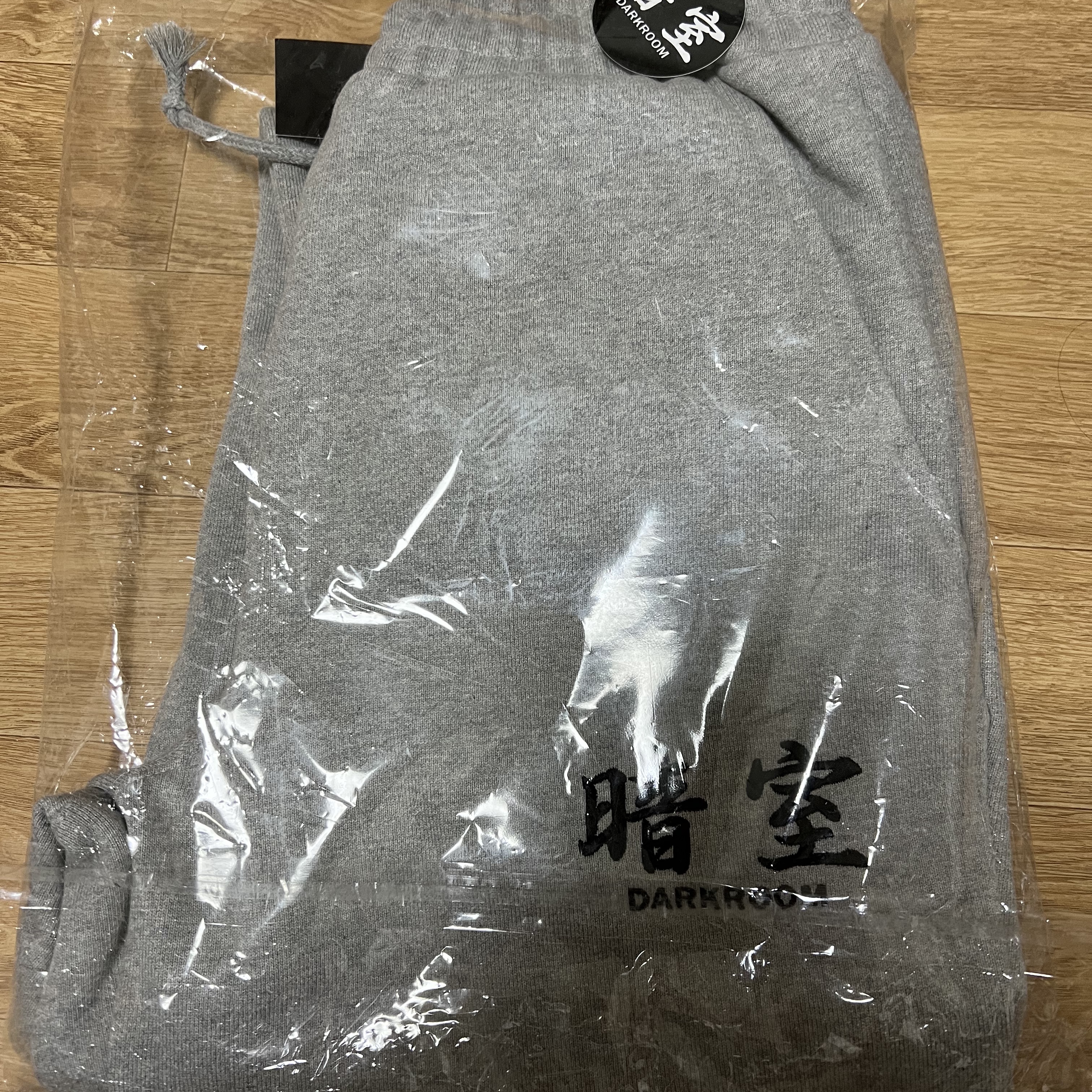 Darkr8m Studio Basic Logo Heavyweight Sweatpants Gray 착용 스타일