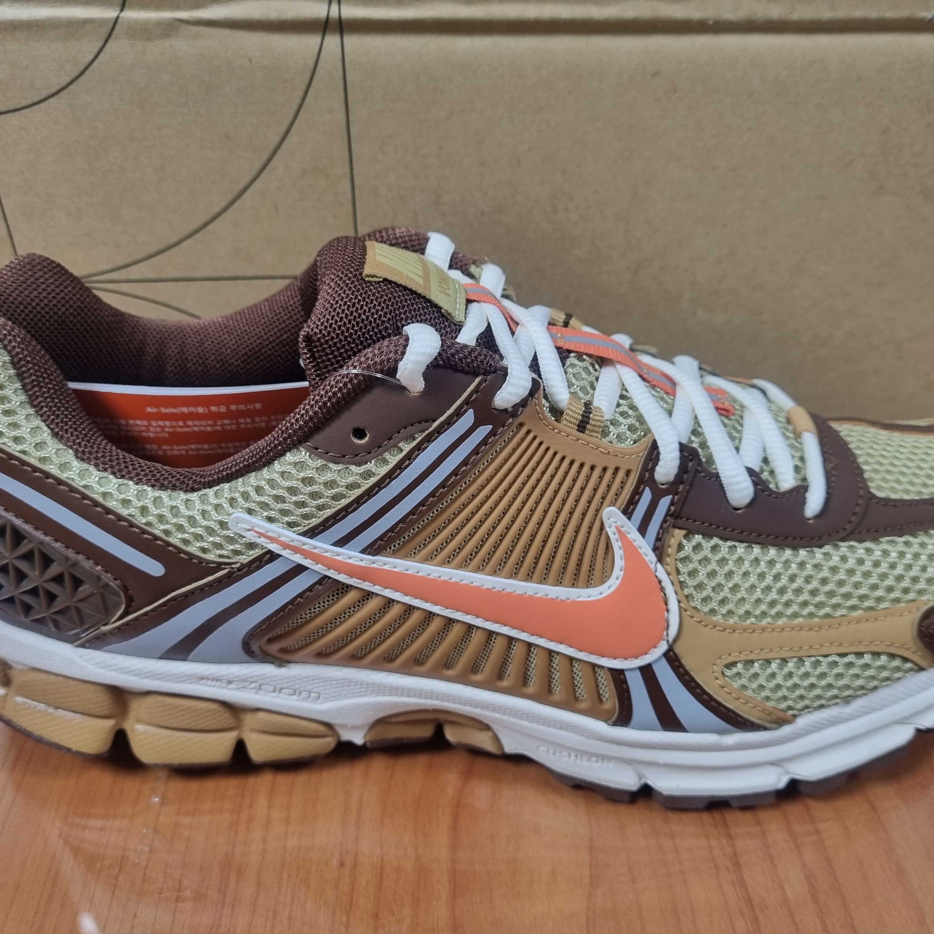 Nike Zoom Vomero 5 Wheat Grass and Cacao Wow 착용 스타일 - 1