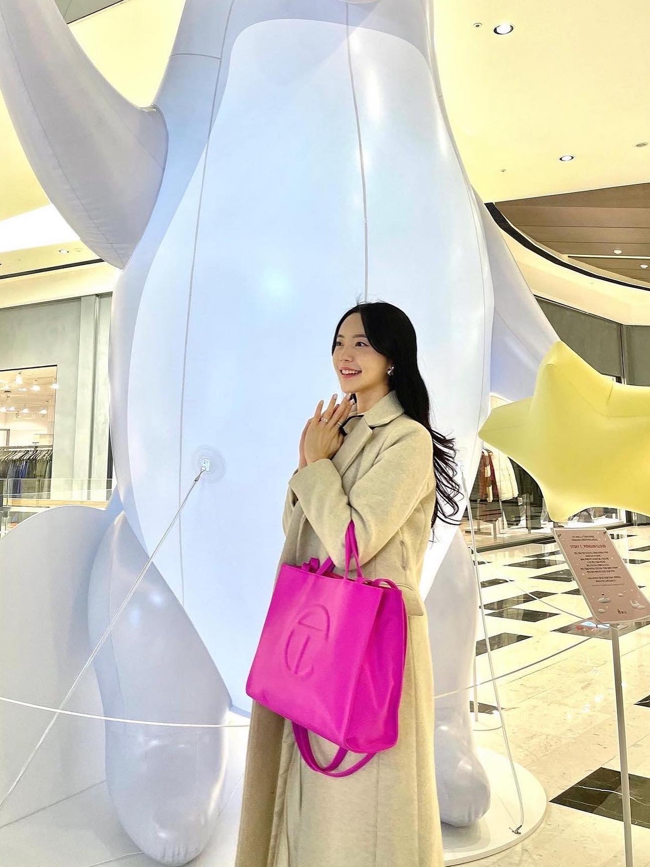 Telfar Medium Shopping Bag Azalea, Telfar Wallet Azalea 착용 스타일
